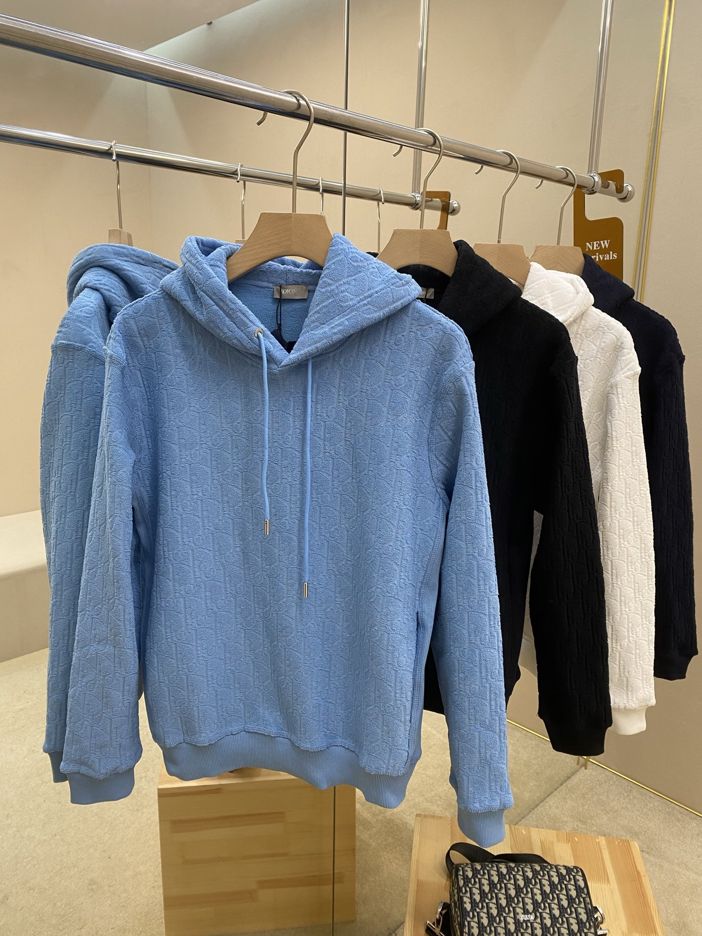 NO:549670,Mainly recommend Dior25SS new cotton fleece Oblique print hooded sweatshirt. This hooded sweatshirt highlights Dior's classic Oblique print. It is carefully made of cotton fleece fabric and has a loose and comfortable cut. The hood design has welt pockets on the side and can be paired with jeans or sports trousers to create a casual look. The same style for men and women, highly recommended!  Color sky blue black royal blue off-white, dior, hoodie, sweatshirts, jeans, hats, alexander wang19860909主推 Dior25SS新款棉质起绒Oblique印花连帽卫衣,这款连帽运动衫突显Dior经典的Oblique印花.采用棉质起绒面料精心制作,宽松舒适剪裁.连帽设计,侧面搭配贴边口袋,可与牛仔裤或运动长裤搭配,打造休闲造型.男女同款,强烈推荐！ 颜色天蓝 黑色 宝蓝色 米白色,,dior,hoodie,sweatshirts,jeans,hats,alexander wang,Men's clothing