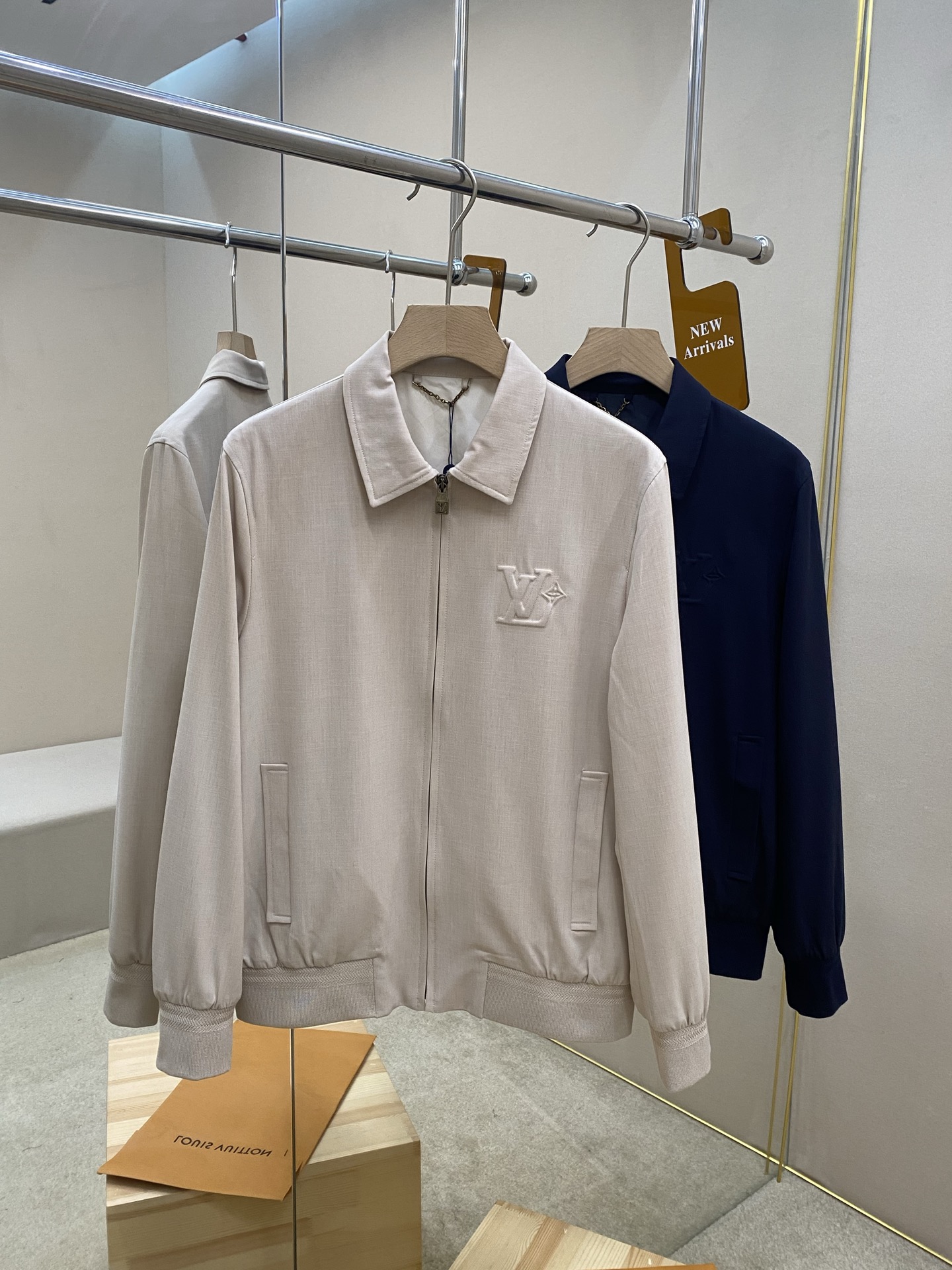 NO:549685,The main recommendation is the new Lv25SS lapel pilot jacket. This zippered pilot jacket is made of light wool fabric. Dandy curved collar, LV Flower embossed on the chest, ribbed hem and cuffs. The fabric is very soft and comfortable, and the upper body is light and handsome. Highly recommended!  Color khaki Navy Blue Number of codes 46 48 50 52,,louis vuitton,jackets & coats,alexander wang19860909主推 Lv25SS新款翻领飞行员夹克,本款拉链飞行员夹克采用轻盈绵羊毛面料制作而成,丹迪弧形衣领、胸前LV Flower压纹,罗纹下摆和袖口,面料非常柔软舒适,上身轻盈帅气,强烈推荐！ 颜色卡其色 藏青色 码数46 48 50 52,,louis vuitton,jackets & coats,alexander wang,Men's clothing