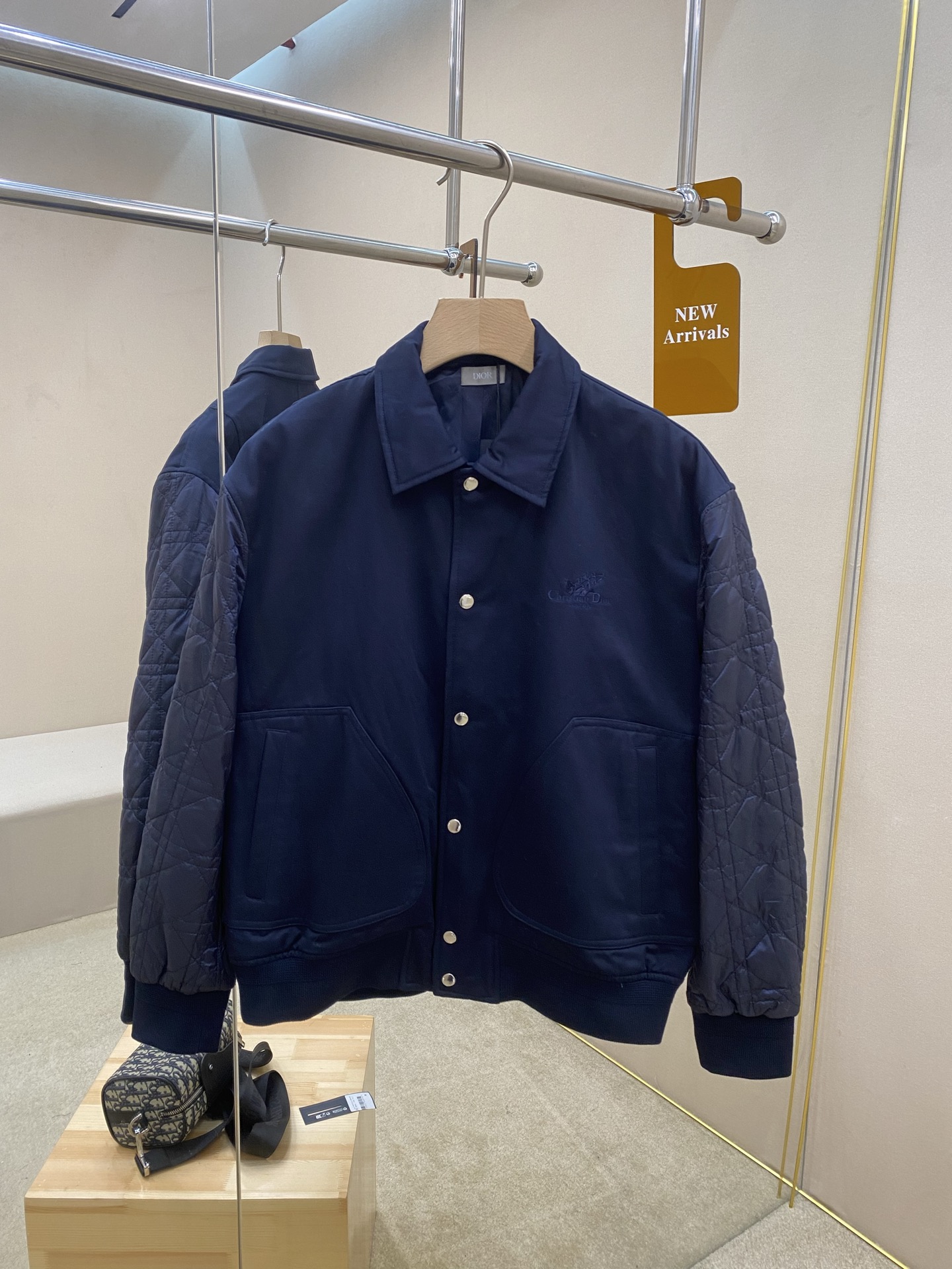 NO:549695,The main recommendation is Dior navy blue cotton twill fabric Christian Dior Couture lily of the valley embroidery jacket. This Christian Dior Couture lily of the valley embroidery short jacket is a new product in the autumn men's clothing series of 2025. It reinterprets the university style with a high-order style. It is carefully crafted with navy blue cotton twill fabric, decorated with contrasting quilted sleeves, displaying classic rattan check pattern. The chest is decorated with Christian Dior Couture embroidery, embellished with lily of the valley flowers, paying tribute to Mr. Dior's love for flowers. It can add original beauty to the casual look. The style is novel and unique, and highly recommended!  Color navy blue Number of codes 46 48 50 52,,dior,jackets & coats,alexander wang19860909主推 Dior藏青色棉质斜纹面料Christian Dior Couture铃兰刺绣夹克,这款Christian Dior Couture铃兰刺绣短夹克是二零二五秋季男装系列新品,以高订风范重新诠释大学造型.采用藏青色棉质斜纹面料精心制作,饰以对比鲜明的绗缝衣袖,展示经典藤格纹图案.胸前饰以 Christian Dior Couture刺绣,点缀以铃兰花朵,向Dior先生对花朵的热爱致敬.可为休闲造型增添原创美感.款式新颖别致,强烈推荐！ 颜色藏青色 码数46 48 50 52,,dior,jackets & coats,alexander wang,Men's clothing