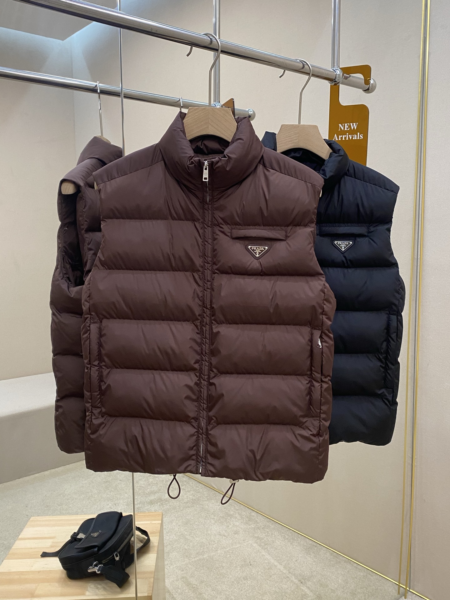 NO:549708,The main recommendation is the new Prade25SS cotton triangle micro-label vest. This Re-Nylon vest has classic lines, versatile style, exudes a sporty charm. It is decorated with a triangular enamel logo with a zipper closure with a vertical collar design, a wired zipper pocket, and an elastic hem. The style is very unique and atmospheric, and the upper body effect is excellent, and it is huge and versatile. It is highly recommended!  Color black Number of codes 46 48 50 52,,prada,alexander wang19860909主推 Prade25SS新款夹棉三角微标马甲,此款Re-Nylon背心线条经典,风格百搭,散发运动魅力.饰有涂珐琅金属三角形徽标.立领式设计拉链开合,嵌线拉链口袋,弹力下摆,款式非常独特大气,上身效果超赞,巨百搭,强烈推荐！ 颜色啦色 黑色 码数46 48 50 52,,prada,alexander wang,Men's clothing