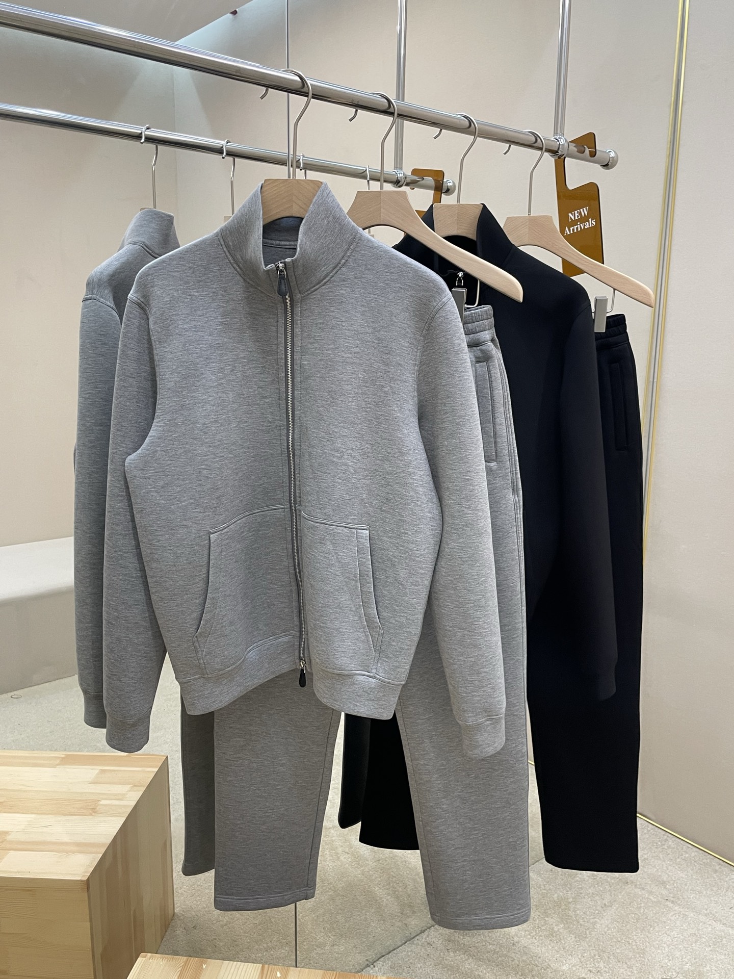 NO:537344,The main push suit, pants, LSS new air-layer sports suit, this sports suit is made of air-layer fabric, the top zipper-style opening and closing is paired with a leather head, two large bags, the trousers are elastic waist design, and the bags on both sides are convenient for storage of items. The whole sports suit is very comfortable and breathable, with soft touch, and the upper body effect is excellent. It shows its temperament in sports and leisure. It is highly recommended!  Color black gray Number of codes 48 50 52 54 56,,alexander wang19860909主推衣 裤子 LSS新款空气层运动套装,这款运动套装采用空气层面料制作而成,上衣拉链式开合搭配有皮头,两个大兜袋,裤子松紧腰头设计,两侧袋方便收纳物品,整套运动套装非常舒适透气,手感性柔软,上身效果超赞,运动和休闲都巨显气质,强烈推荐！ 颜色黑色 灰色 码数48 50 52 54 56,,alexander wang,Men's clothing