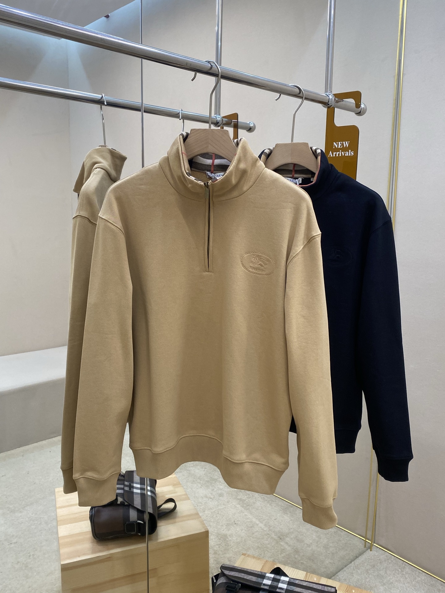 NO:537338,The main recommendation is the BBR25SS new checked collar cotton semi-zipper sports sweatshirt. This sweatshirt is made of light flip cotton fabric. The collar is knitted Burberry plaid, interpreted in the brand's iconic sand color. It presents a casual style and embroidered with the same color knight's seal embroidery, originating from the 1980s brand collection archives. Zipper plaid, rib knitted decoration, and the front chest is embroidered with Equestrian Knight's logo (EKD) embroidery. The style is novel and unique. It is highly recommended!  Color black khaki code number S M L XL, burberry, hoodie, sweatshirts, alexander wang19860909主推 BBR25SS新款格纹领棉质半拉链运动卫衣,这款卫衣选用轻盈翻面绒棉质面料打造.衣领处点缀针织 Burberry 格纹,以品牌标志性沙色演绎.呈现休闲版型,装饰同色系骑士印章刺绣,源自1980年代品牌典藏档案.拉链开襟,罗纹针织装饰,前胸饰有马术骑士徽标(EKD)刺绣,款式新颖独特,强烈推荐！ 颜色黑色 卡其色 码数S M L XL,,burberry,hoodie,sweatshirts,alexander wang,Men's clothing