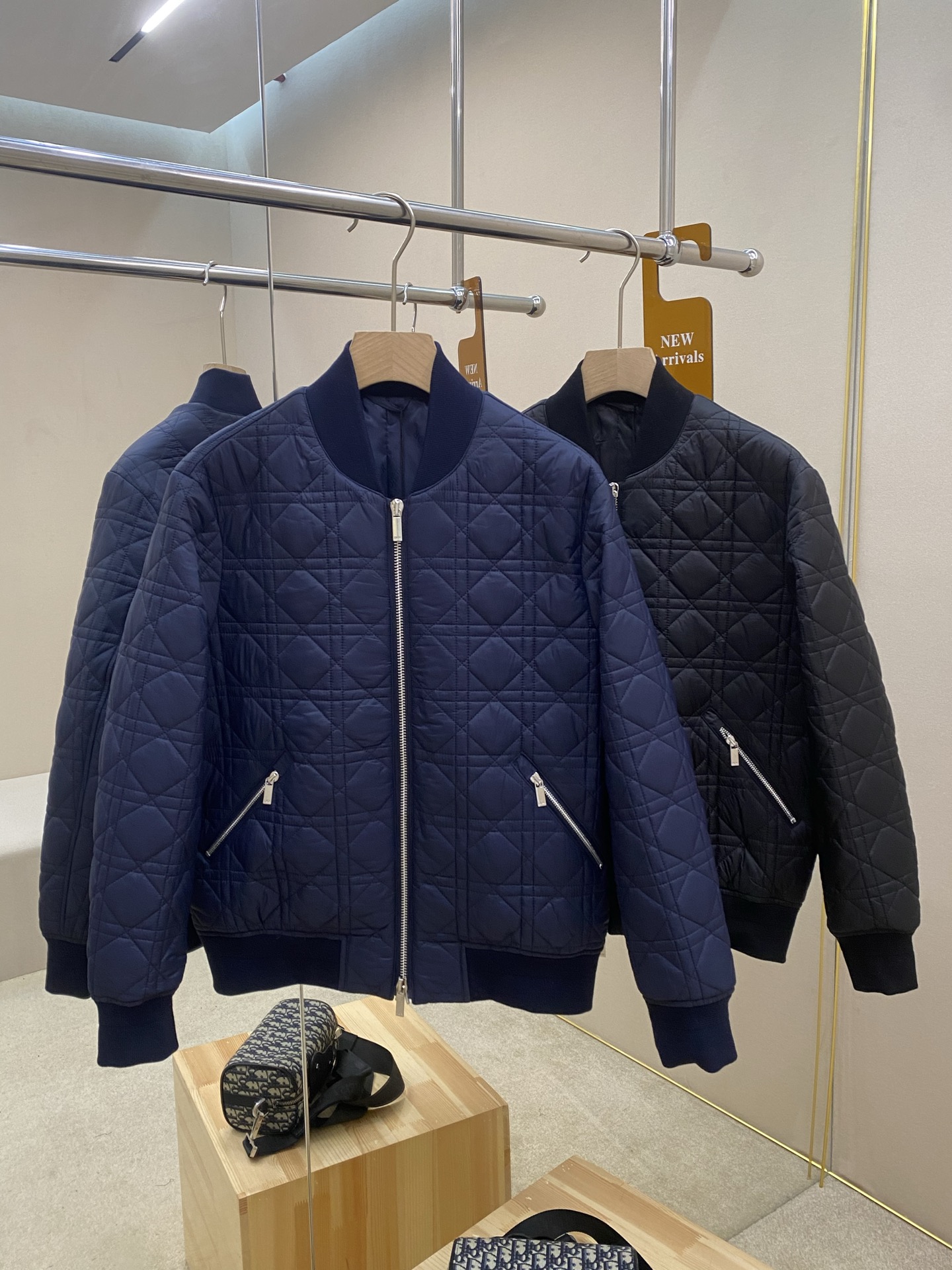 NO:566936,We mainly recommend the Dior25SS new diamond-pattern baseball jersey cotton jacket. This baseball jacket is designed with diamond-pattern lines, zipper opening and closing, jacquard lining, and ribs of the same color on the hem and collar. The two-pocket zipper opening and closing design is convenient for storing items. The style is very classic and unique. The upper body is both warm and handsome. Highly recommended!  Color black blue code number 46 48 50 52, dior, jackets & coats, alexander wang19860909主推 Dior25SS新款菱型格棒球服棉夹克,这款棒球服采用菱型格行线设计,拉链式开合,提花内里,下摆和领口处搭配有同色系罗纹,两口袋拉链开合设计方便收纳物品,款式非常经典独特,上身既保暖又帅气,强烈推荐！ 颜色黑色 蓝色 码数46 48 50 52,,dior,jackets & coats,alexander wang,Men's clothing