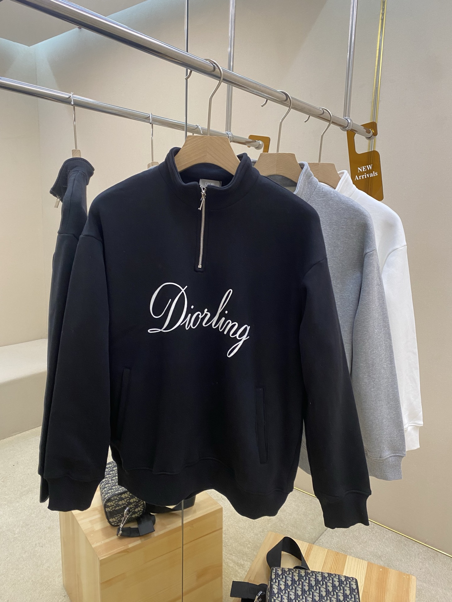 NO:566974,Mainly recommended Dior25SS new half-zip collar sweatshirt Dcrking cotton fleece fabric Dior love logo, this zipper collar sweatshirt is a new product of the 2025 winter men's wear series, decorated with the Dior love logo inspired by the Dior archives, paying tribute to Dior  A tribute to the inheritance. Carefully made of cotton fleece fabric, decorated with Dior Love flocking print on the chest. Casual version, can be matched with all kinds of casual clothes.,, dior, dior, hoodie, sweatshirts, alexander wang19860909主推  Dior25SS新款半拉链衣领卫衣Dcrking棉质起绒面料迪奥之爱标志,这款拉链衣领卫衣是二零二五冬季男装系列新品,饰以灵感源自 Dior 档案的迪奥之爱标志,向Dior 承传致敬.采用棉质起绒面料精心制作,胸前饰以迪奥之爱植绒印花.休闲版型,可与各式休闲服饰搭配.,,dior,dior,hoodie,sweatshirts,alexander wang,Men's clothing