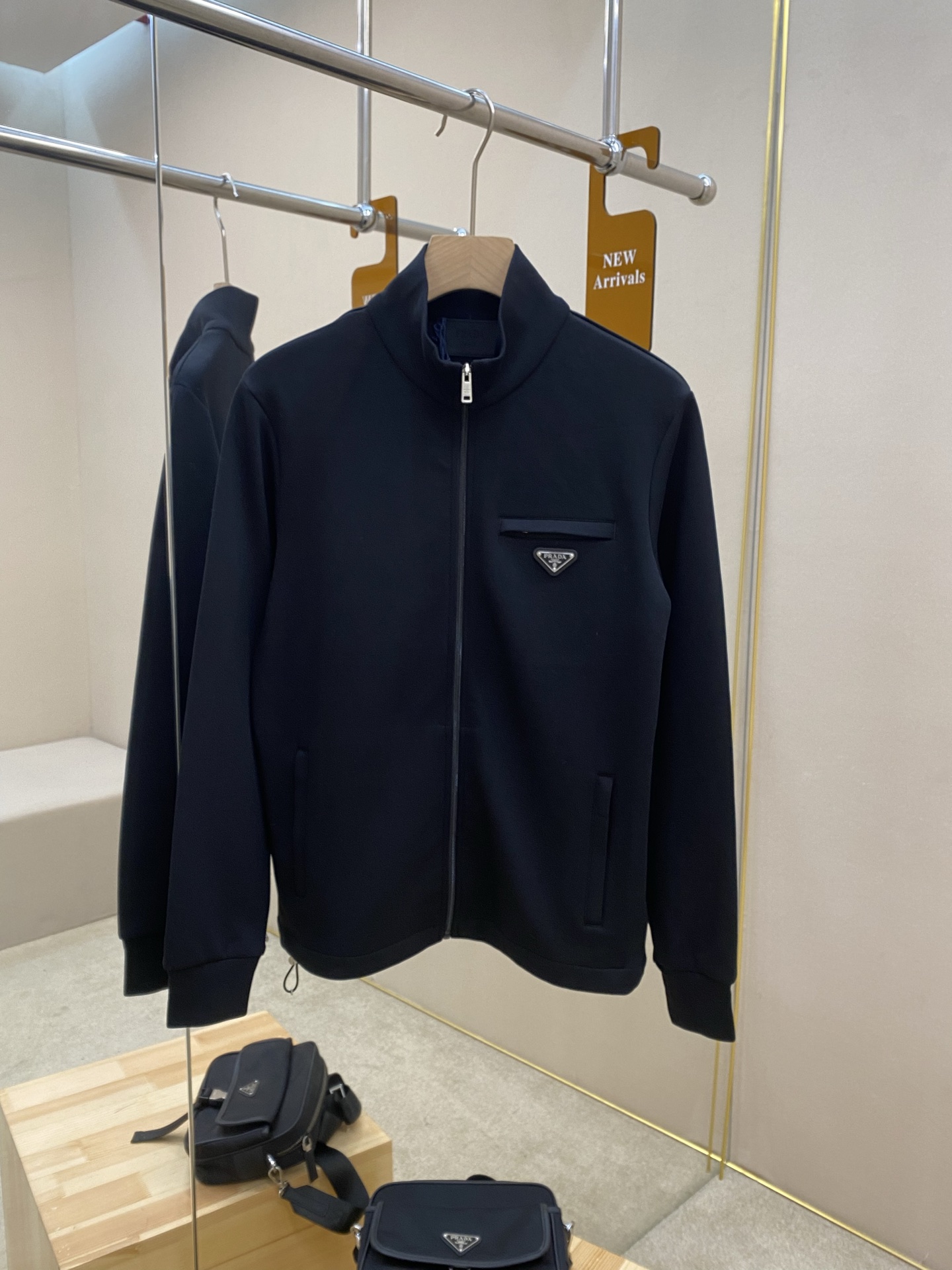 NO:566958,The main recommendation is Prade25SS's new triangular micro-label air layer zipper jacket. This jacket is made of air layer fabric. The chest zipper pocket is equipped with a classic triangular micro-label. It has zipper opening and closing and a retractable hem. The style is very novel and unique. The fabric is comfortable and breathable. It is the best choice for autumn. Highly recommended!  Color Black Size S M L Xl,,prada,jackets & coats,alexander wang19860909主推 Prade25SS新款三角微标空气层拉链夹克,这款夹克采用空气层面料制作而成,胸前拉链口袋搭配有经典三角微标,拉链式开合,可收缩下摆,款式非常新颖独特,面料舒适透气,入秋不二之选,强烈推荐！ 颜色黑色 码数S M L Xl,,prada,jackets & coats,alexander wang,Men's clothing