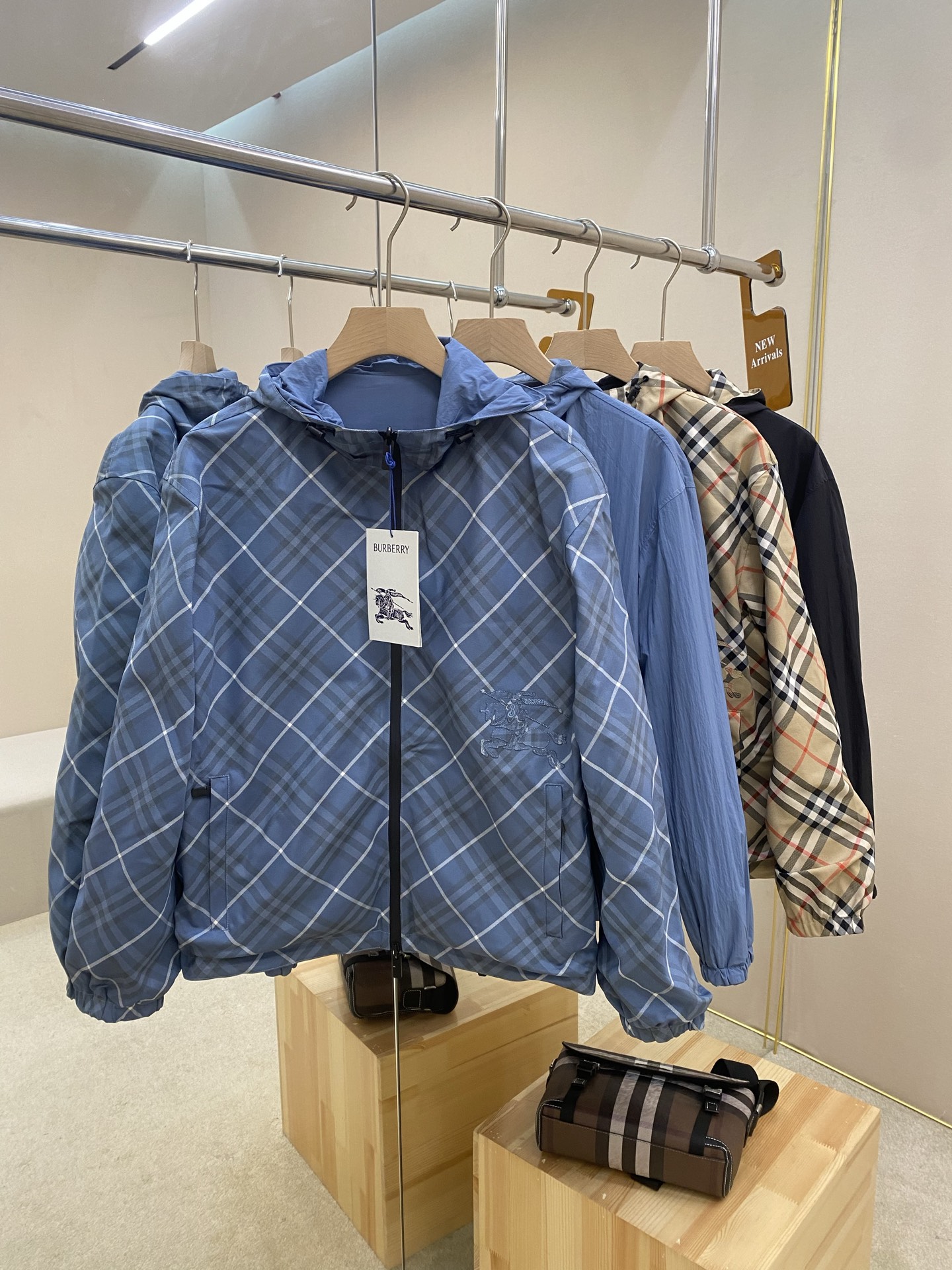 NO:570924,The main recommendation is BBR25's new reversible plaid jacket. This lightweight twill jacket not only incorporates the brand's iconic Burberry plaid elements, but also cleverly incorporates the Equestrian Knight logo (EKD) applique design, making every turn the focus of attention.  The biggest highlight of the jacket is its unique reversible design. One side is the classic Burberry plaid, with delicate weave and sharp color contrast, highlighting the brand's unique charm and extraordinary taste; the other side is made of solid color and embellished with exquisite EKD appliqués, which is simple yet stylish, showing a low-key and luxurious fashion attitude. No matter which side it is on, it can easily control various occasions and meet different dressing needs.   This jacket adopts a loose and comfortable casual design, with a drawstring hood and hem. The tightness can be adjusted freely according to personal preferences to create an exclusive wearing experience. At the same time, the design of zipper side pockets on both sides and snap-button pockets on the back are both practical and beautiful. They are convenient for storing personal belongings and also add a sense of layering to the overall look.  The elastic cuffs are designed to fit the wrist line, effectively preventing wind and keeping warm without losing flexibility. The carefully decorated EKD decals on both sides pay tribute and inheritance to the brand's history and tradition. Every detail reveals the craftsman's exquisite craftsmanship and the brand's profound heritage. This reversible plaid jacket is undoubtedly a must-have in the wardrobe. Color Black Gray Blue Size S M L XL,, burberry, jackets & coats, hats, alexander wang19860909主推 BBR25新款双面两穿格纹外套,这款轻盈斜纹外套,不仅融合了品牌标志性的Burberry格纹元素,更巧妙融入马术骑士徽标(EKD)贴花设计,让每一次转身都成为瞩目的焦点. 外套的最大亮点在于其独特的双面两穿设计.一面是经典的Burberry格纹,以细腻的织法与鲜明的色彩对比,彰显品牌的独特魅力与不凡品味；另一面则以纯色为底,点缀以精致的马术骑士徽标(EKD)贴花,简约而不失格调,展现低调奢华的时尚态度.无论是哪一面,都能轻松驾驭各种场合,满足不同的穿搭需求. 此款外套采用宽松舒适的休闲版型设计,搭配抽绳式连帽与衣摆,可根据个人喜好自由调节松紧度,打造专属的穿着体验.同时,两侧拉链侧袋与反面按扣口袋的设计,既实用又美观,方便存放随身物品的同时,也为整体造型增添了几分层次感. 弹性袖口设计贴合手腕线条,有效防风保暖又不失灵活性.两侧精心装饰的马术骑士徽标(EKD)贴花,则是对品牌历史与传统的致敬与传承,每一处细节都透露着匠人的精湛工艺与品牌的深厚底蕴,这款双面两穿格纹外套无疑是衣橱中的必备之选. 颜色黑色 灰蓝 码数S M L XL,,burberry,jackets & coats,hats,alexander wang,Men's clothing