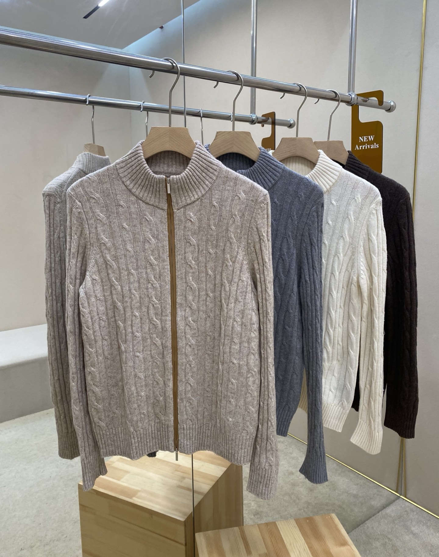 NO:570937,Mainly recommended LSS new cashmere zipper sweater, this zipper sweater is woven with 50 wool yarn, twist weaving method, the zipper is made of deerskin velvet, the style is very novel and unique, 4 colors are available, easy to match and full of class. The color is camel, floral gray, dark coffee, white, code number 48 50 52 54 56,, alexander wang19860909主推 LSS新款羊绒拉链针织衫,这款拉链针织衫采用50羊毛纱线编织而成,麻花式编织法,拉链搭配有鹿皮绒制作而成,款式非常新颖独特,4色可选 搭配便利 档次感十足 颜色浅驼 花灰 深咖 白色 码数48 50 52 54 56,,alexander wang,Men's clothing