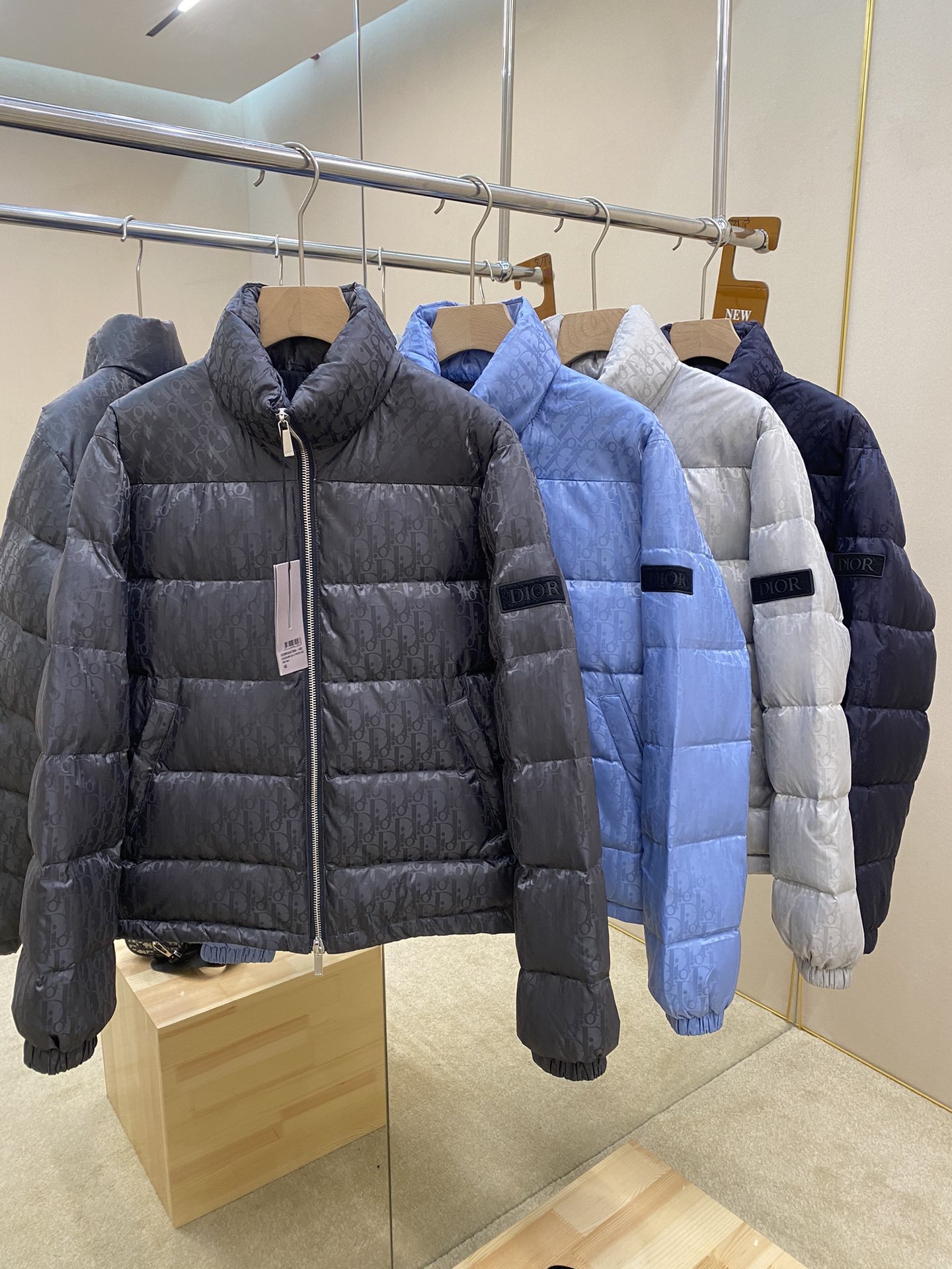 NO:571838,Featured down Dio all-over dark pattern jacquard stand-collar down jacket Quilted jacket in gray jacquard technical fabric Oblique print quilting effect This quilted jacket is decorated with Oblique print, recalling the classic Dior logo launched in 1967. It is carefully crafted in gray jacquard technical fabric, decorated with Dior logo patches on the sleeves, with a wide angled collar and zipper and snap fastening.  Modern fit that can be styled with any of this season's jeans or trousers for a casual look. Tonal Oblique print throughout. Soft Dior patch on left sleeve. Wide gusset collar. Two-way zipper closure with Dior logo-engraved zipper pull. 90 white duck down in polyamide, 700 fill power, no lint, stand-up collar   Color Gray, Blue Silver Navy Size 46.48.50.52, dior, jeans, jackets & coats, down jacket, alexander wang19860909主推羽绒  Dio满印暗纹提花立领羽绒服 绗缝夹克灰色提花科技面料 Oblique 印花绗缝效果 这款绗缝夹克饰以 Oblique 印花,回溯 Dior 于 1967 年推出的经典标识. 采用灰色提花科技面料精心制作,衣袖饰以 Dior 标志补丁,搭配宽角领以及拉链和按扣开合. 现代版型,可与本季各式牛仔裤或长裤搭配提升格调,打造休闲的造型. 通体饰以同色调 Oblique 印花 左侧衣袖饰以 Dior 标志软补丁 宽角领 双向拉链开合,搭配镌刻 Dior 标志的拉链头 聚酰胺纤维采用的90白鸭绒,700蓬松度,绝不出绒,立领设计 颜色灰色,蓝色 银色 藏青 尺码46.48.50.52,,dior,jeans,jackets & coats,down jacket,alexander wang,Men's clothing