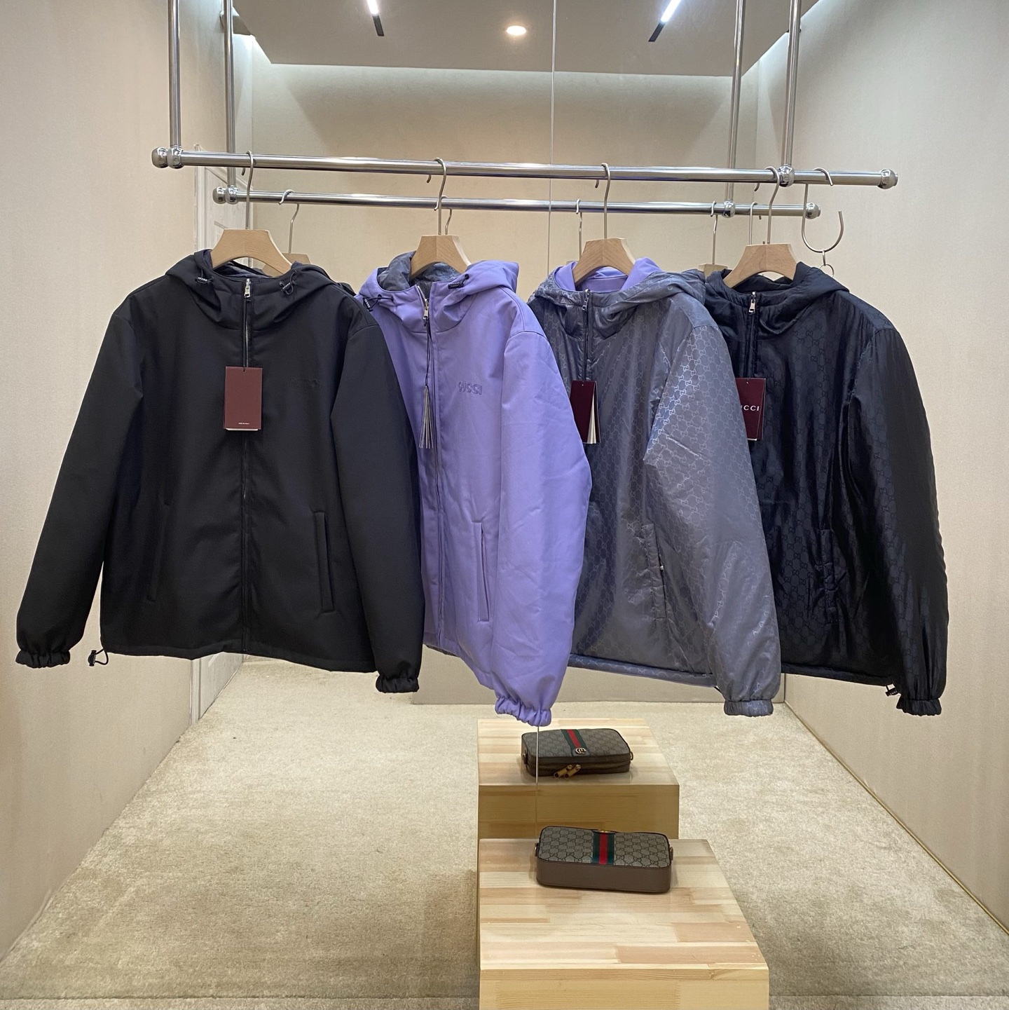 NO:572806,The main price adjustment is the Gucc double-sided nylon jacquard GH zipper jacket. This GG pattern adds color to the series with a unique combination of colors and fabrics (linen blend fabric and nylon). This design is available in two colors.  The first one is a purple double-sided zipper jacket made of gray twill nylon GG jacquard fabric on one side and a light purple plain canvas on the other side; the second black one is also made of twill nylon GH jacquard and plain canvas. The whole style is decorated with Gucci embroidery details. It comes with a hood, two side pockets, and the hood and hem are adjustable for elasticity. The style is novel and unique, comfortable to wear, and the same style for men and women. It is highly recommended to buy it!  Color Black Purple Size 46 48 50 52,,gucci,jackets & coats,hats,alexander wang19860909主推调价 Gucc双面尼龙提花GH拉链夹克,这款GG图案以别出心裁的色彩和织物(亚麻混纺面料和尼龙)组合为该系列增色添彩.此款设计为两个颜色可供选择. 一是紫色采用双面拉链夹克一面以灰色斜纹尼龙GG提花面料打造,另一面甄选浅紫色平纹帆布制作；二黑色也采用斜纹尼龙GH提花与平纹帆布制作而成.整个款式以Gucci刺绣细节为整个造型添饰点睛之笔.搭配有兜帽,两个侧袋,帽子与下摆可调节松紧.款式新颖独特,穿着舒适大气,男女同款,强烈推荐入手！ 颜色黑色 紫色 码数46 48 50 52,,gucci,jackets & coats,hats,alexander wang,Men's clothing