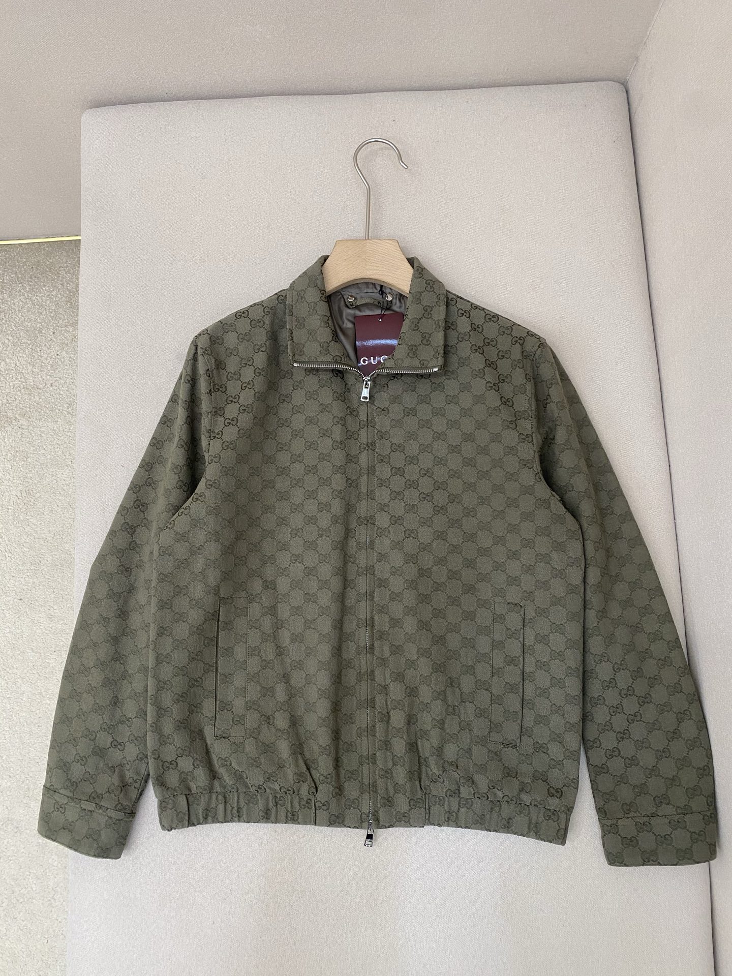 NO:636190,Gucc25SS new GG canvas bomber jacket, the 2025 early autumn series uses calm black, gray and green tones, cleverly embellished with elegant floral embroidery, embossed logo and other craftsmanship details, showing the brand charm. This bomber jacket is made of forest green canvas and is ingeniously embellished with the iconic GG monogram pattern. The style is novel and unique, highly recommended!  Size 46 48 50 52,Gucci-clothing,gucci,gucci,jackets & coats,alexander wang19860909Gucc25SS新款GG 帆布飞行员夹克,2025早秋系列选用沉敛的黑色、灰色与绿色调,巧妙点缀雅致花卉刺绣、压花标识等工艺细节,一展品牌魅力.这款飞行员夹克采用森林绿帆布打造,匠心缀饰标志性GG字母交织图案.款式新颖独特,强烈推荐！ 码数46 48 50 52,古驰-服装,gucci,gucci,jackets & coats,alexander wang,Women's clothing