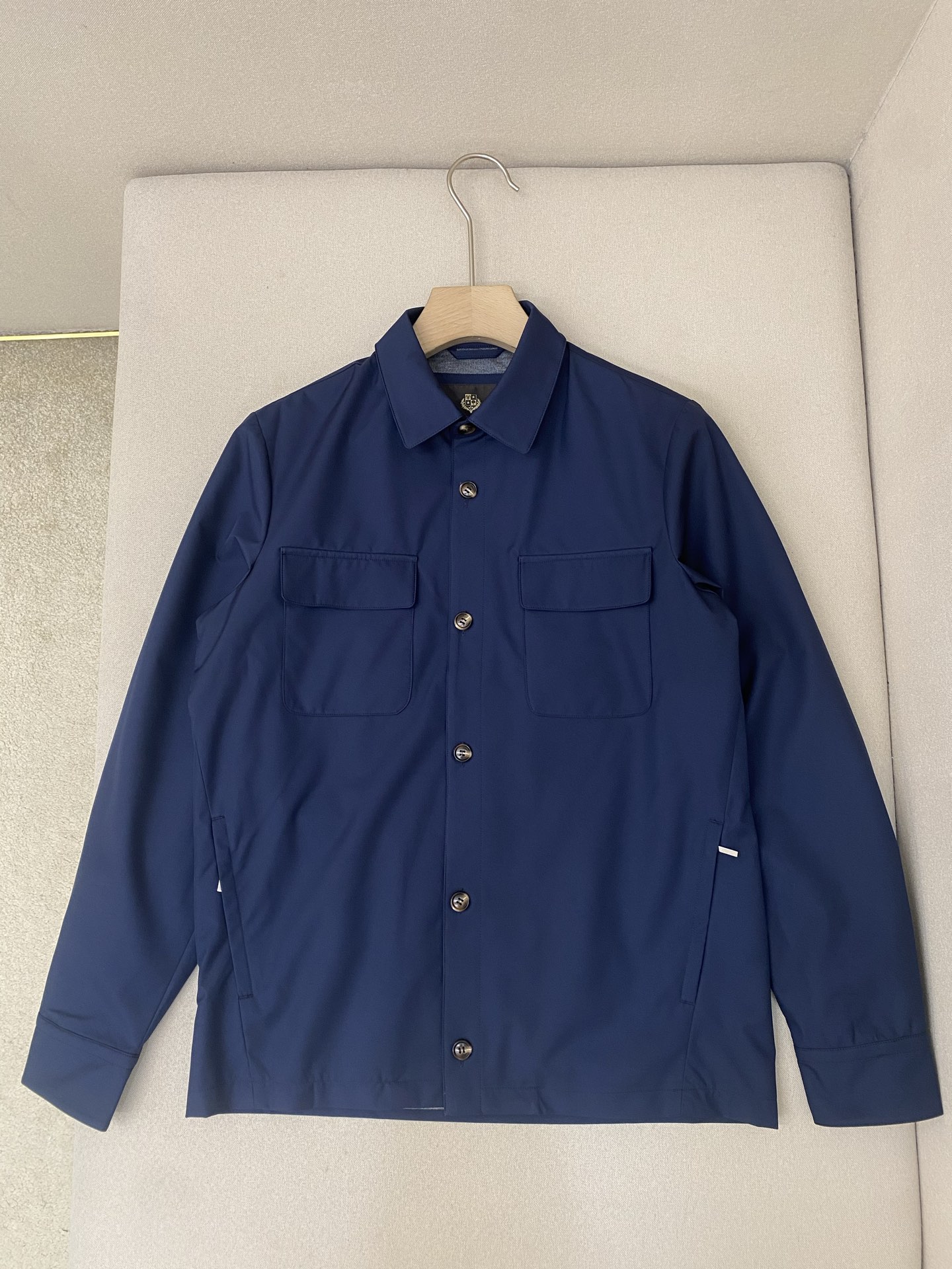 NO:636201,LP's new shirt-style jacket, this shirt-style jacket combines the smooth touch of mulberry silk and Storm  System's technological processing creates a unique sensory experience. The shirt adopts a classic shirt collar design with a loose and casual silhouette. It can be worn as a versatile mid-layer or worn directly to show a unique style. There are 2 patch pockets with flaps and hidden buttons on the chest of the shirt collar.  2 zippered side pockets; 2 zippered side-opening inner pockets, shirt cuffs, with horn button closure. The style is very novel and unique, with various colors. The upper body is very old-money style, elegant and classy. It is developed at the original 1:1 ratio. It is a must-have item for men in autumn and winter. Highly recommended!  Color khaki maroon royal blue sparrow green code number 48 50 52 54 56, men's clothing, loro piana, jackets & coats, jackets & coats, shirts, alexander wang19860909LP新款衬衫式夹克外套,这款衬衫式外套兼具桑蚕丝的柔滑触感和Storm System的科技处理工艺,打造独特感官体验.衬衫采用经典衬衫领设计,廓形宽松休闲,既可作为百搭中间层穿着,亦可直接外穿展现独特风格.衬衫领胸前2个带翻盖和暗扣的贴袋,正面2个带拉链的侧袋;2个带拉链的侧开内袋,衬衫袖口,配角质纽扣开合,款式非常新颖独特,颜色多样,上身非常具有老钱调调,大气上档次,原版1:1开发,男士秋冬必备单品,强烈推荐！ 颜色卡其色 枣红色 宝蓝色 雀绿 码数48 50 52 54 56,男装,loro piana,jackets & coats,jackets & coats,shirts,alexander wang,Women's clothing