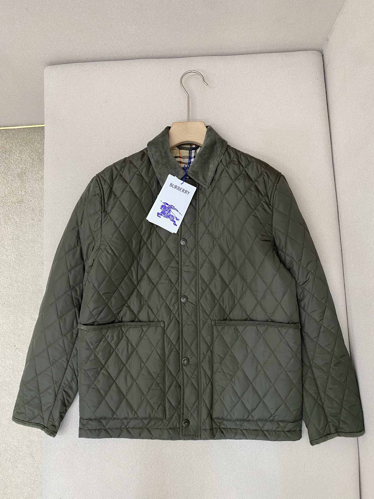 NO:636198,BBR25's new quilted barn jacket, this one is made of lightweight protective nylon fabric. It is paired with a Burberry plaid cotton twill lining in the brand's iconic sand color. It presents a regular fit and is integrated into the corduroy collar and decoration. Zipper and snap closure, side patch pockets Burberry plaid lining and collar bottom, embellished with the Equestrian Knight logo (EKD) on the side, the upper body effect is great, highly recommended!  Color Black Green Size S M L XL,Burberry-clothing,burberry,jackets & coats,alexander wang19860909BBR25新款绗缝谷仓夹克,这款选用轻盈的防护性尼龙面料打造.搭配Burberry格纹棉质斜纹内衬,以品牌标志性沙色演绎.呈现常规版型,融入灯芯绒衣领和装饰.拉链与按扣开合,侧边贴袋Burberry格纹内衬和领底,侧面点缀马术骑士徽标(EKD),上身效果超赞,强烈推荐！ 颜色黑色 绿色 码数S M L XL,博柏利-服装,burberry,jackets & coats,alexander wang,Women's clothing