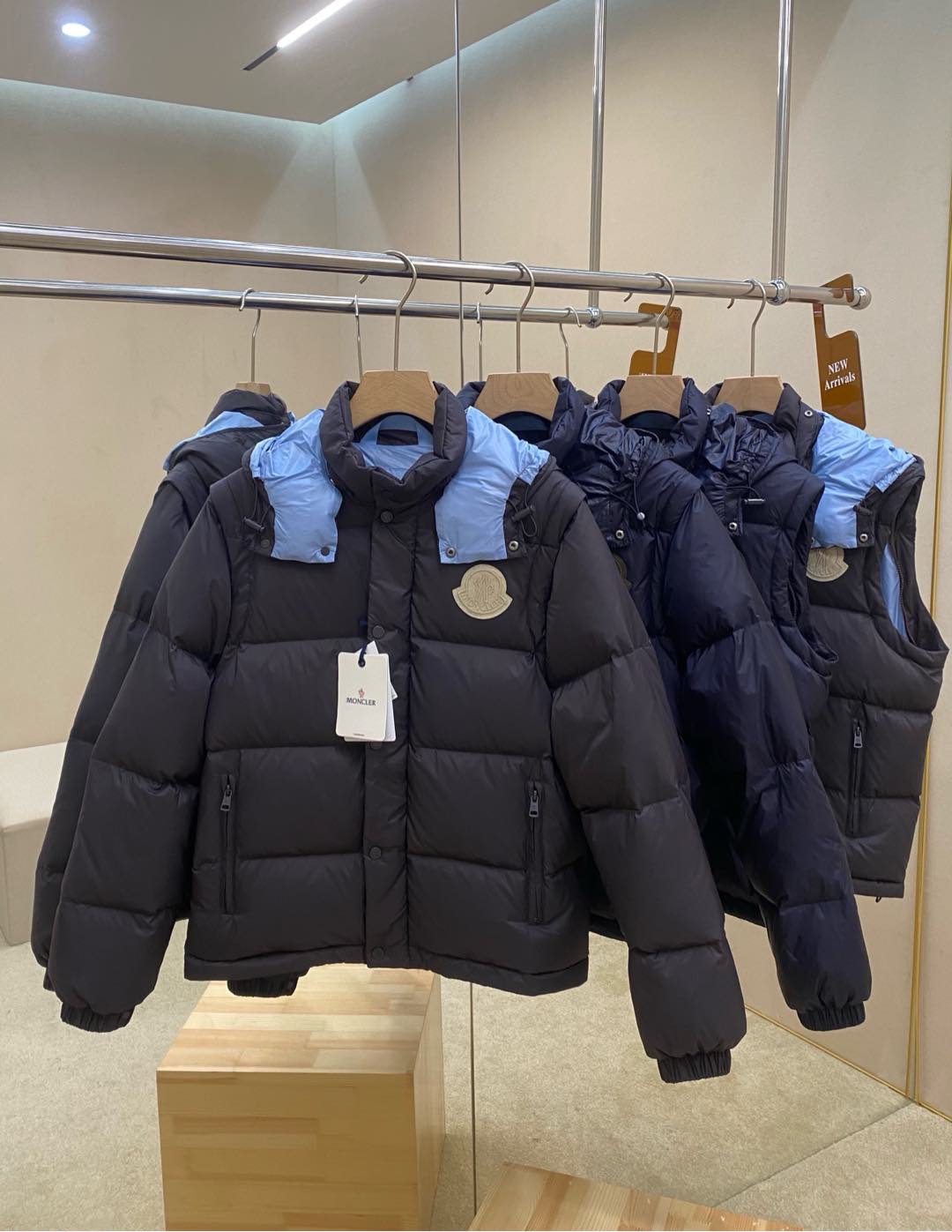 NO:703721,Years later!  The main recommendation is the down Cyclone 2-in-1 down jacket. This Cyclone down jacket is a modern interpretation of the classic silhouette of the 1980s, with a new simple silhouette design. This short down jacket is made of nylon fabric, and the sleeves are easily detachable, making it easy to convert the jacket into a vest. The detachable hood and contrasting lining add to the design. Wear it twice, both warm and fashionable, the same style for men and women, highly recommended!  Color dark brown dark blue code number 1 2 3 4,,jackets & coats,jackets & coats,down jacket,hats,19860909年后！ 主推羽绒 Cyclone二合一羽绒夹克外套,这款Cyclone羽绒夹克以现代手法演绎80年代的经典廓形,采用焕新的简约版型设计.这款短款羽绒服由尼龙面料制成,衣袖可轻松拆卸,便于将夹克转换为马甲穿着.可拆卸兜帽和撞色衬里为设计锦上添花. 一衣两穿,既保暖又时尚,男女同款,强烈推荐！ 颜色深棕色 深蓝色 码数1 2 3 4,,jackets & coats,jackets & coats,down jacket,hats,,Men's clothing