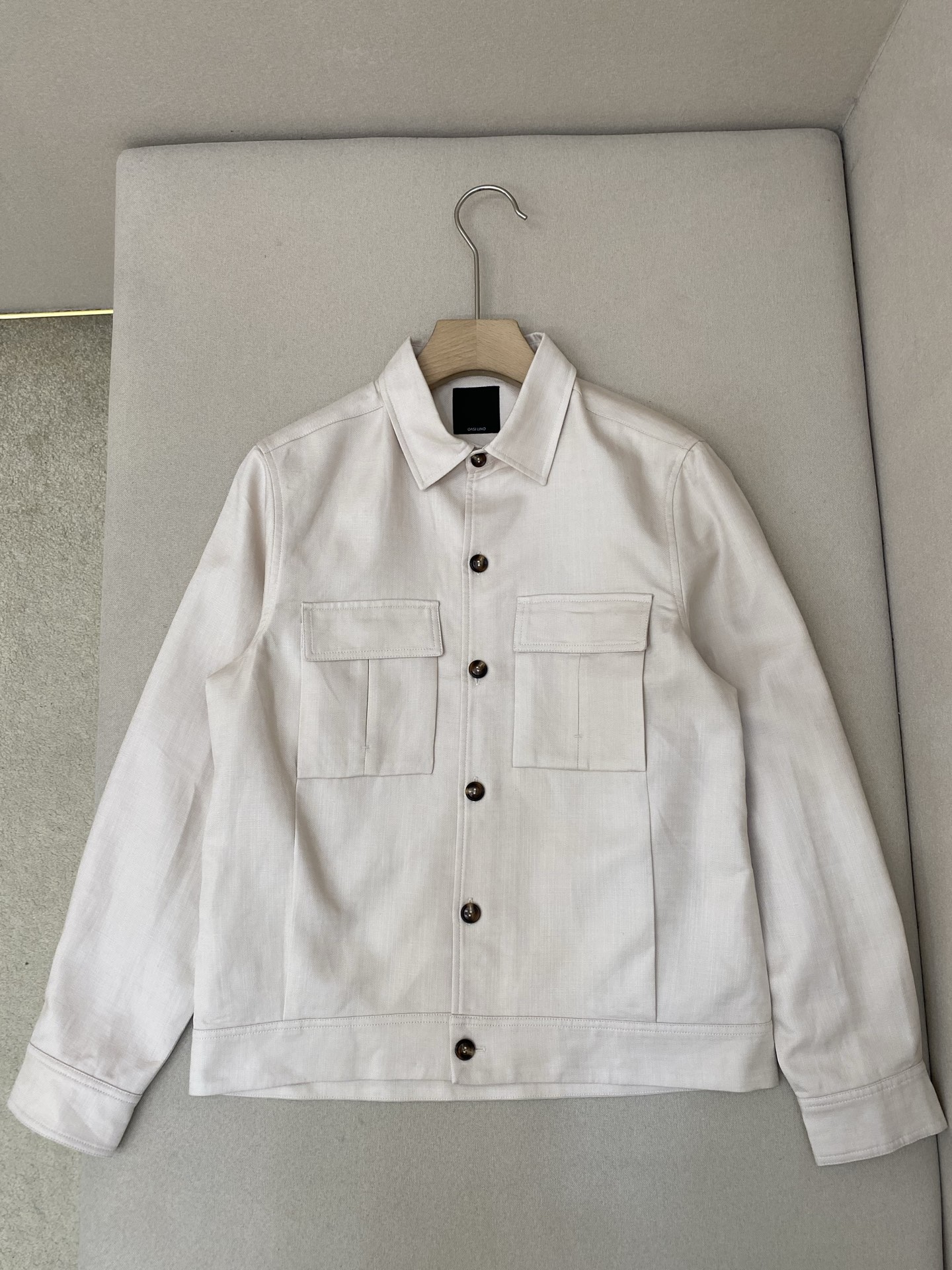 NO:636214,Zegna 25 new autumn and winter Oasi Lino linen lined jacket. This jacket is made of selected linen fabrics, demonstrating Zegna's firm commitment to sustainability and traceability. The casual long-sleeved silhouette is equipped with a classic shirt collar and cuffs, and the special membrane makes the shape more crisp. The button placket ensures a simple and smooth appearance. Highly recommended!  Color hemp color code number 48 50 52 54 56, men's clothing, zegna, jackets & coats, shirts, alexander wang19860909Zegna 25秋冬新款Oasi Lino 亚麻衬夹克,这款夹克以精选亚麻面料制作而成,彰显了杰尼亚对可持续性和可追溯性的坚定承诺.休闲长袖廓形配以经典衬衫领和袖口,特殊薄膜令造型更显挺括.纽扣式开襟确保外观简约流畅.强烈推荐！ 颜色麻色 码数48 50 52 54 56,男装,zegna,jackets & coats,shirts,alexander wang,Women's clothing