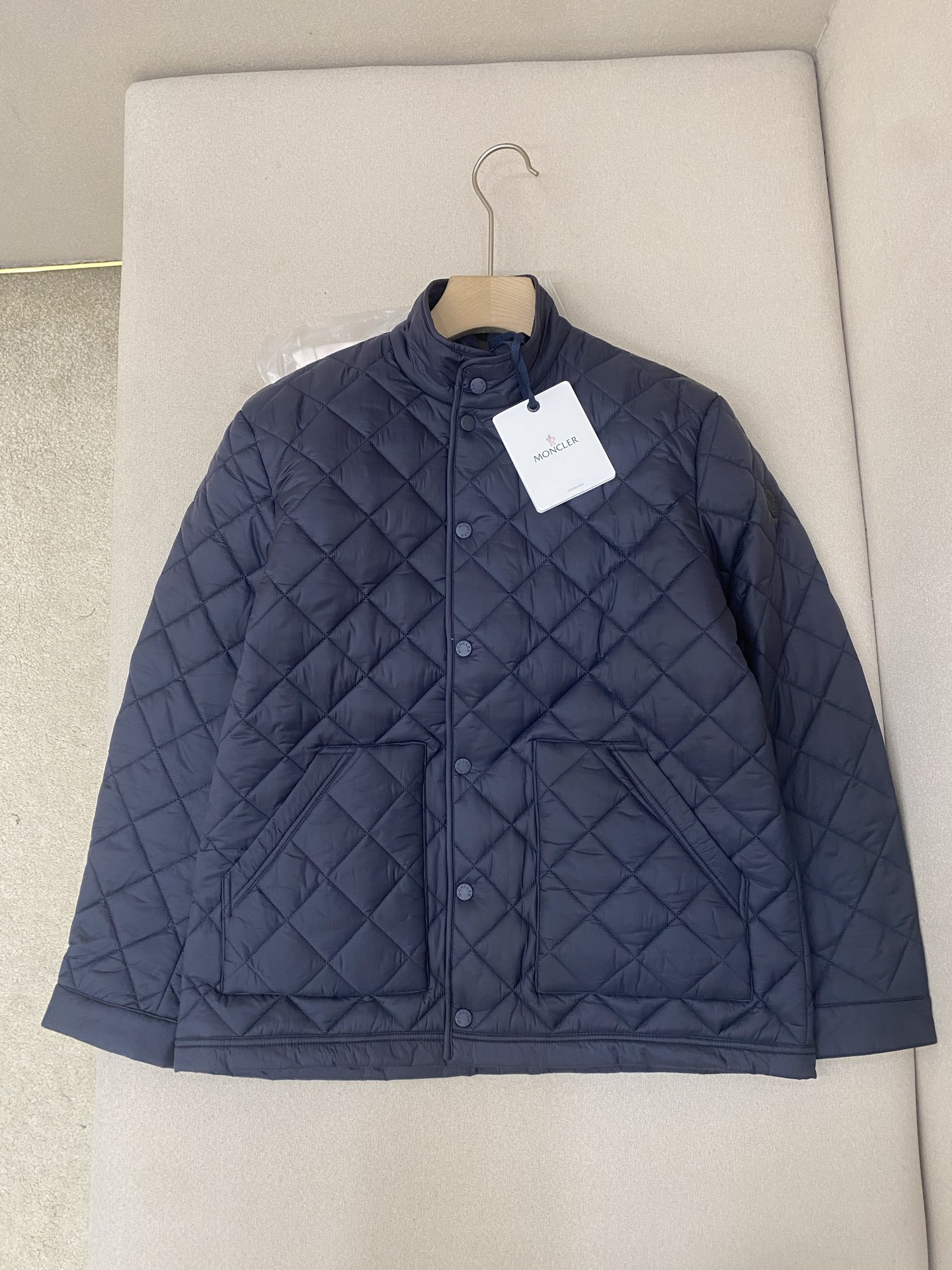 NO:636212,Mom25SS's new Oise short diagonal checkered cotton jacket. This jacket is made of Airsoft fabric, which easily shows off its exquisite style. This protective fabric is light and soft and can resist rainwater. It has a four-button and zipper opening and closing design, and the sleeves are decorated with Mengjia's classic silicone armbands. It has a novel and unique style, and the upper body is super comfortable and handsome. Highly recommended!  Color Blue Beige Size 1 2 3 4,Moncler,jackets & coats,alexander wang19860909Mom25SS新款Oise短款斜方格棉夹克,这款夹克采用Airsoft面料制成,轻松彰显精美格调.这种防护面料轻盈而柔软,可抵御雨水侵袭.四合扣和拉链式开合设计,袖子处饰有蒙家经典硅胶袖章,款式新颖独特,上身超级舒服帅气,强烈推荐！ 颜色蓝色 米色 码数1 2 3 4,蒙口-服装,Moncler,jackets & coats,alexander wang,Women's clothing