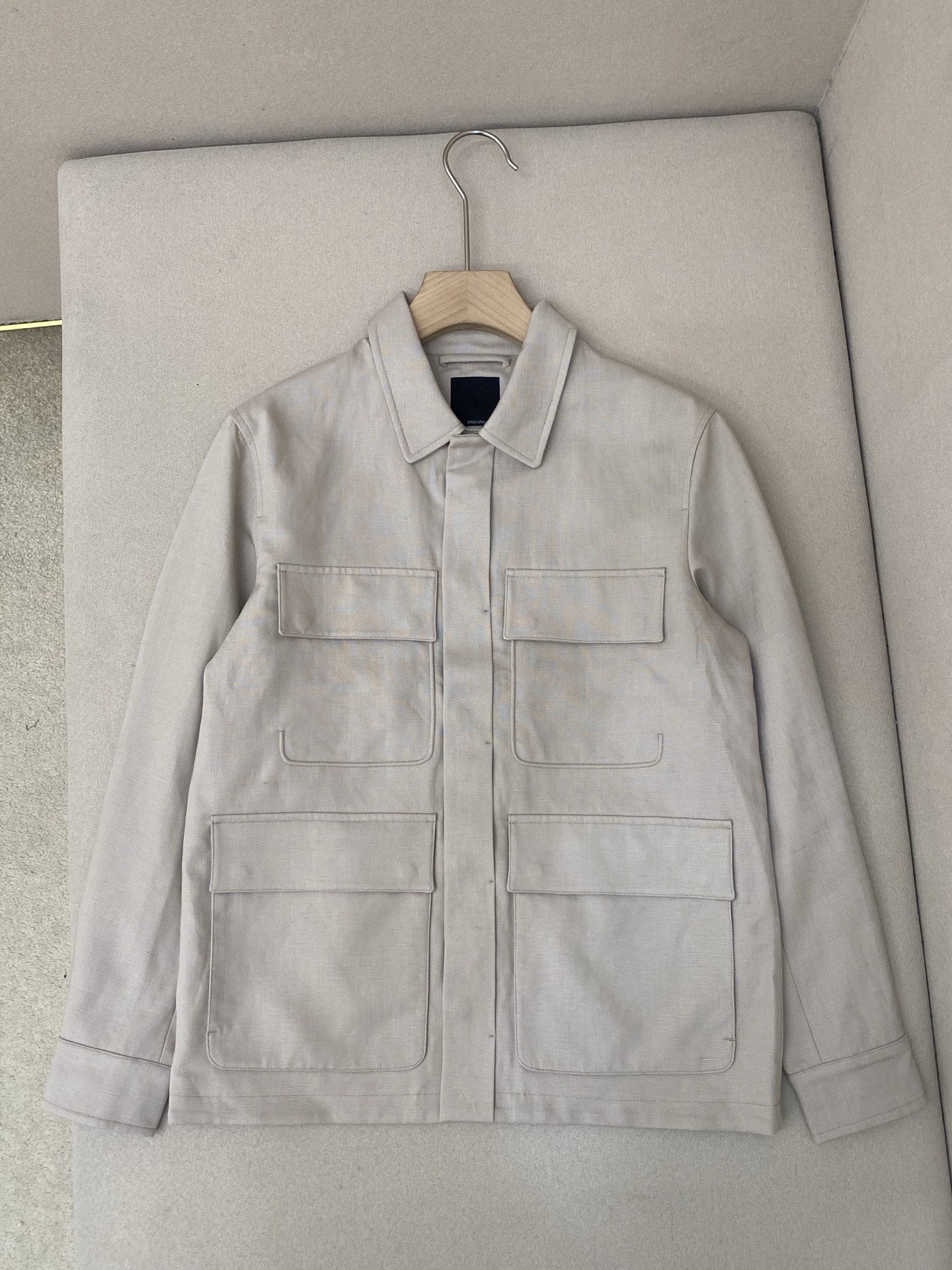 NO:636207,Zegna 25 new autumn and winter zippered linen-lined jacket. This jacket is made of selected 50,50 Tencel fabrics. It has a lapel design, a metal hidden buckle zipper opening in the front and center, four large pockets, and the Z family's classic road leather logo on the back. The style is very unique, and the upper body effect is great. Highly recommended!  Highly recommended!  Color white khaki code number 48 50 52 54 56, men's clothing, jackets & coats, alexander wang19860909Zegna 25秋冬新款拉链式亚麻衬夹克,这款夹克以精选50,50天丝面料制作而成,翻领式设计,前中搭配有金属暗扣拉链式开合设计,四个大兜袋,后背搭配有Z家经典公路皮标,款式非常独特,上身效果超赞,强烈推荐！强烈推荐！ 颜色白色 卡其 码数48 50 52 54 56,男装,jackets & coats,alexander wang,Women's clothing