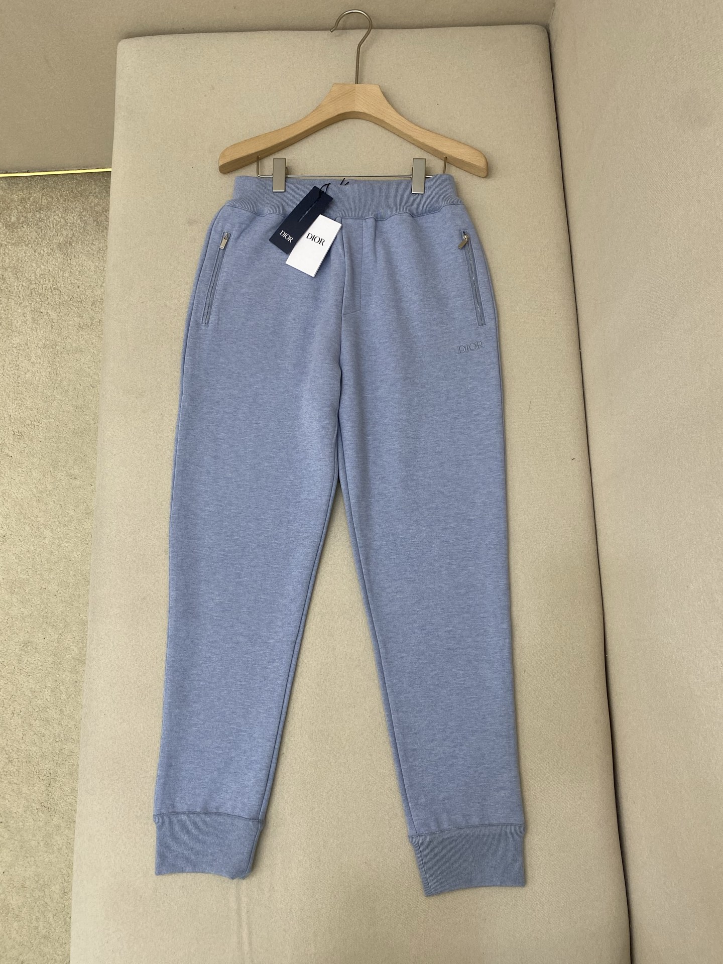 NO:636209,The popular Dior sweatshirt set has added a new flower basket. The whole suit is crisp and stylish, with logo embellishment. There are no flaws in the workmanship. Imported high-density Tencel and Selga knitted fabrics, double-sided knitting are consistent inside and outside, and feel extremely skin-friendly and comfortable. It feels very delicate, and it can be worn alone without any problem.  The simple and classic style of sports sweatpants is matched with the high-tech custom-dyed fabric material developed by the brand. The fabric has a certain degree of stiffness, is silky, breathable and sweat-absorbent. It is very comfortable and incorporates functional elements. It is more suitable for sports and leisure wear. The 3D irregular tailoring of pants and other pants is more ergonomic, and the fully imported machine-integrated pockets can be stitched at will. It breaks the past ordinary sweatshirts and pants. There are 4 colors to choose from. It is super popular and is a must-have in the wardrobe. It is the same style for men and women. Highly recommended!  Color White Dark Gray Royal Blue Black New Flower Blue Tops and pants size S M L XL, Dior-clothing, dior, hoodie, sweatshirts, alexander wang19860909爆款迪奥卫衣套装新增新花篮  整套衣服的版型,挺括有型,搭配logo点缀 做工任何瑕疵,进口高密度天丝加莱赛尔加针织面料,双面针织里外一致,手感极为亲肤舒适 摸上去非常的细腻,内搭单穿都完全没问题. 简约经典的运动卫裤造型感搭配品牌研发高科技订染面料材质,面料有一定的挺度,丝滑感透气吸汗同时,非常舒适,融合了机能元素.更适合运动休闲穿着.裤子等3D不规则剪裁更符合人体工学,以及全进口机一体口袋随便车线,打破以往的普通卫衣裤有4个颜色可供选择,超爆超,是衣橱中的必选品,男女同款,强烈推荐！ 颜色 白色 深灰色 宝蓝色 黑色 新花蓝 上衣裤子尺码S M L XL,迪奥-服装,dior,hoodie,sweatshirts,alexander wang,Women's clothing