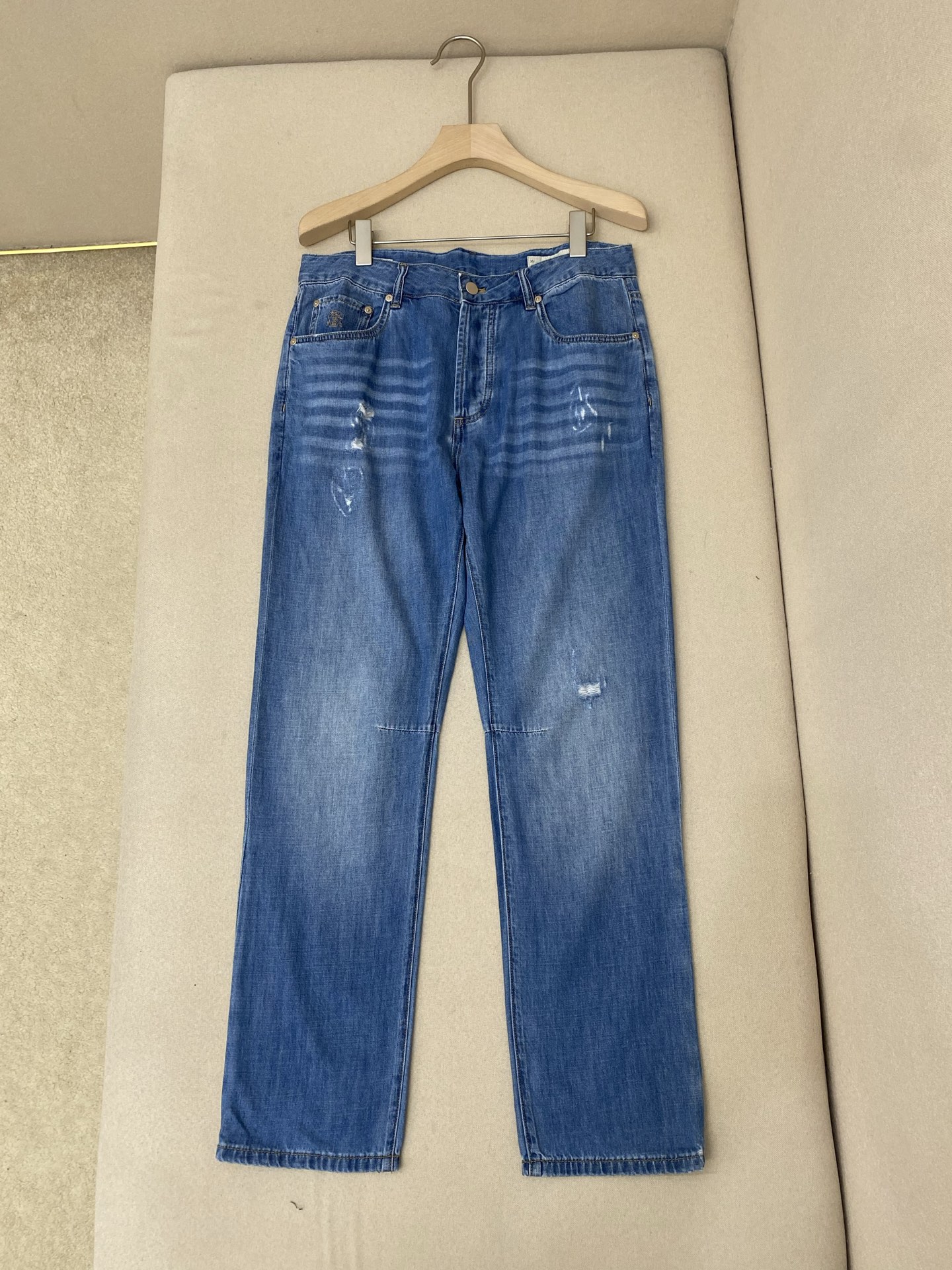 NO:636205,BC25SS new frayed denim suit. This denim suit is made of all-round denim fabric. The denim top has a four-button opening and closing design. The jeans are designed with frayed craftsmanship. The small label bag has BC's classic embroidery craftsmanship. The back waist is decorated with a leather label. The whole set of denim is made of special artistic craftsmanship. It is very soft and comfortable. The upper body effect is great. Highly recommended!  Top size 48 50 52 54 56 Pants size 30 31 32 33 34 36 37, men's clothing, chanel, jeans, alexander wang19860909BC25SS新款磨破牛仔套装,这款牛仔套装采用全面牛仔面料制作而成,牛仔上衣四个扣开合设计,牛仔裤采用磨破工艺设计,小标袋设有BC家经典绣花工艺,后腰处饰有皮标,整套牛仔采用特殊艺术工艺,非常柔软舒适,上身效果超赞,强烈推荐！ 上衣码数48 50 52 54 56 裤子码数30 31 32 33 34 36 37,男装,chanel,jeans,alexander wang,Women's clothing