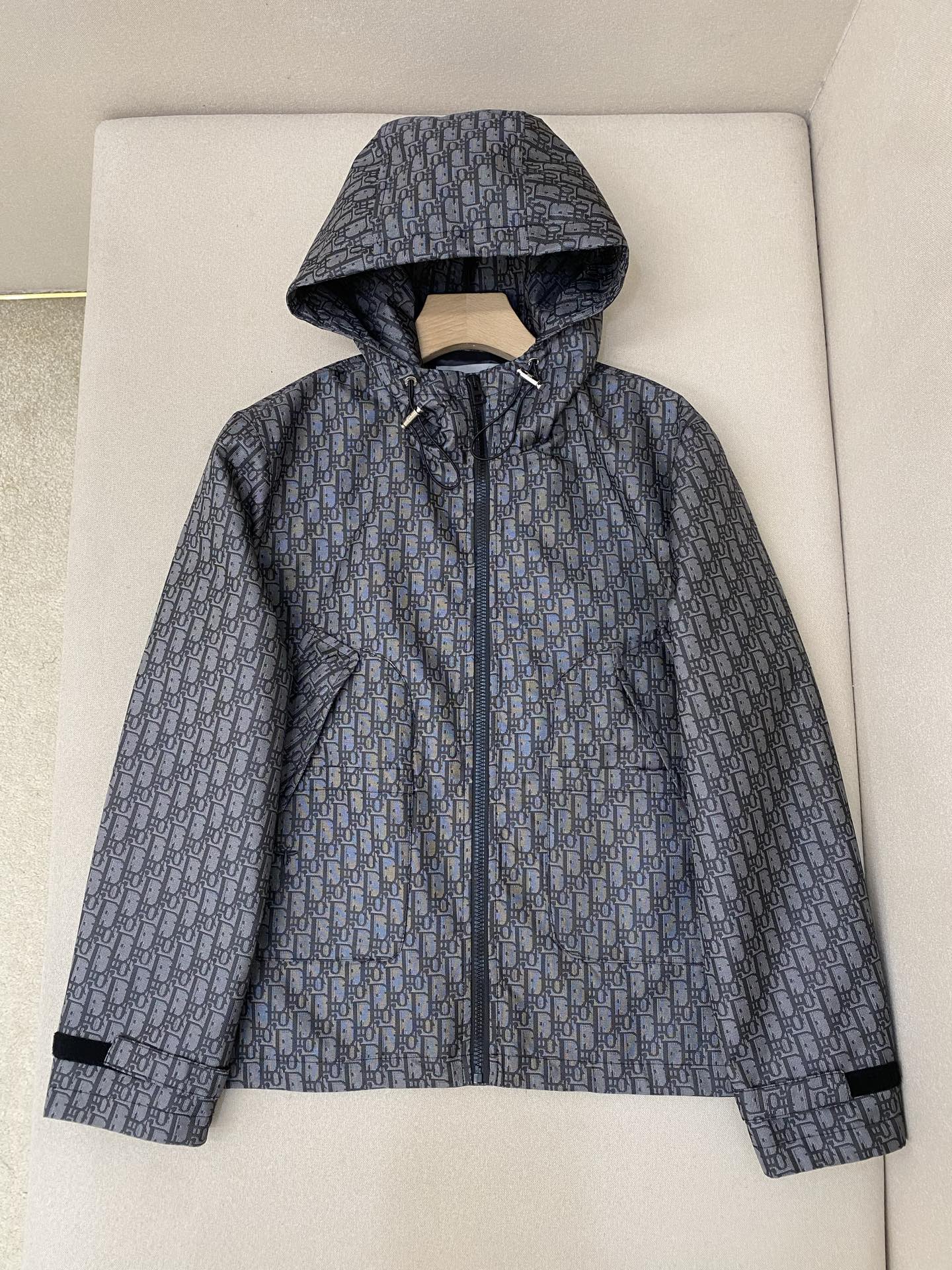 NO:636203,Dior25SS new taffeta technical jacquard fabric Obliq... Hooded Jacket This hooded jacket is decorated with the classic Oblique print. It is carefully made of blue taffeta technical jacquard fabric, with a front zipper closure, two flap pockets and two snap button patch pockets. The drawstring hood design can create a good protective effect. It is embellished with embroidery of the little bee logo and can be matched with other Oblique printed items to create a refined casual look. Same style for men and women, highly recommended!  Size: S M L XL, Dior-clothing, dior, dior, jackets & coats, hats, alexander wang19860909Dior25SS新款塔夫绸科技提花面料 Obliq...连帽夹克这款连帽夹克饰以经典的Oblique 印花.采用蓝色塔夫绸科技提花面料精心制作,搭配正面拉链开合、两个翻盖口袋和两个按扣贴袋,抽绳风帽设计可打造良好的防护效果.点缀以小蜜蜂标识刺绣,可与其他Oblique 印花单品搭配,打造精致的休闲造型.男女同款,强烈推荐！ 码数:S M L XL,迪奥-服装,dior,dior,jackets & coats,hats,alexander wang,Women's clothing