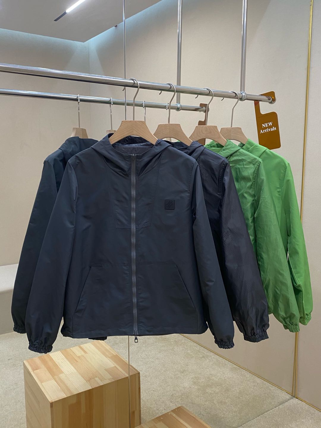 NO:599467,The main recommendation is LV's classic double-sided jacquard hooded zipper jacket. The fabric is exclusively customized, originally developed, and the workmanship is precise and meticulous. This jacket has full Monogram pattern and calm plain color options, with a hood, zipper front, elastic cuffs and hem. 1v Staples logo is embellished on the chest. It is simple and fashionable to wear on both sides. It is an energetic choice in the season. Same style for men and women, highly recommended. Size46 48 50 52 Color Green  gray blue,,louis vuitton,jackets & coats,hats,alexander wang19860909主推 LV经典双面提花连帽拉链外套,面料独家定制,原版开发,做工精准细致对位,此款外套拥有全幅 Monogram 图案和沉稳素色两式选择,搭配兜帽、拉链前襟、弹力袖口及下摆.1v Staples 饰标缀胸前,双面穿搭简单时尚,是换季时节的活力之选.男女同款,强烈推荐 Size46 48 50 52 颜色绿色 灰蓝,,louis vuitton,jackets & coats,hats,alexander wang,Men's clothing