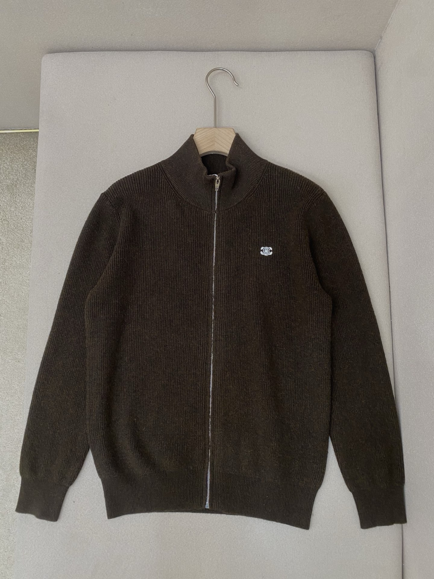 NO:636202,CELINE25SS new zipper cardigan sweater, this zipper design, the front chest is equipped with classic CELINE embroidery technology, the style is very novel and unique, the upper body effect is great, the same style for men and women, highly recommended!  Color Black Brown Size S M L XL, Celine-clothing, celine, celine,  19860909CELINE25SS新款拉链开衫针织衫,这款拉链式开合设计,前胸搭配有经典CELINE绣花工艺,款式非常新颖独特,上身效果超赞,男女同款,强烈推荐！ 颜色黑色 咖色 码数S M L XL,赛琳-服装,celine,celine, ,Women's clothing