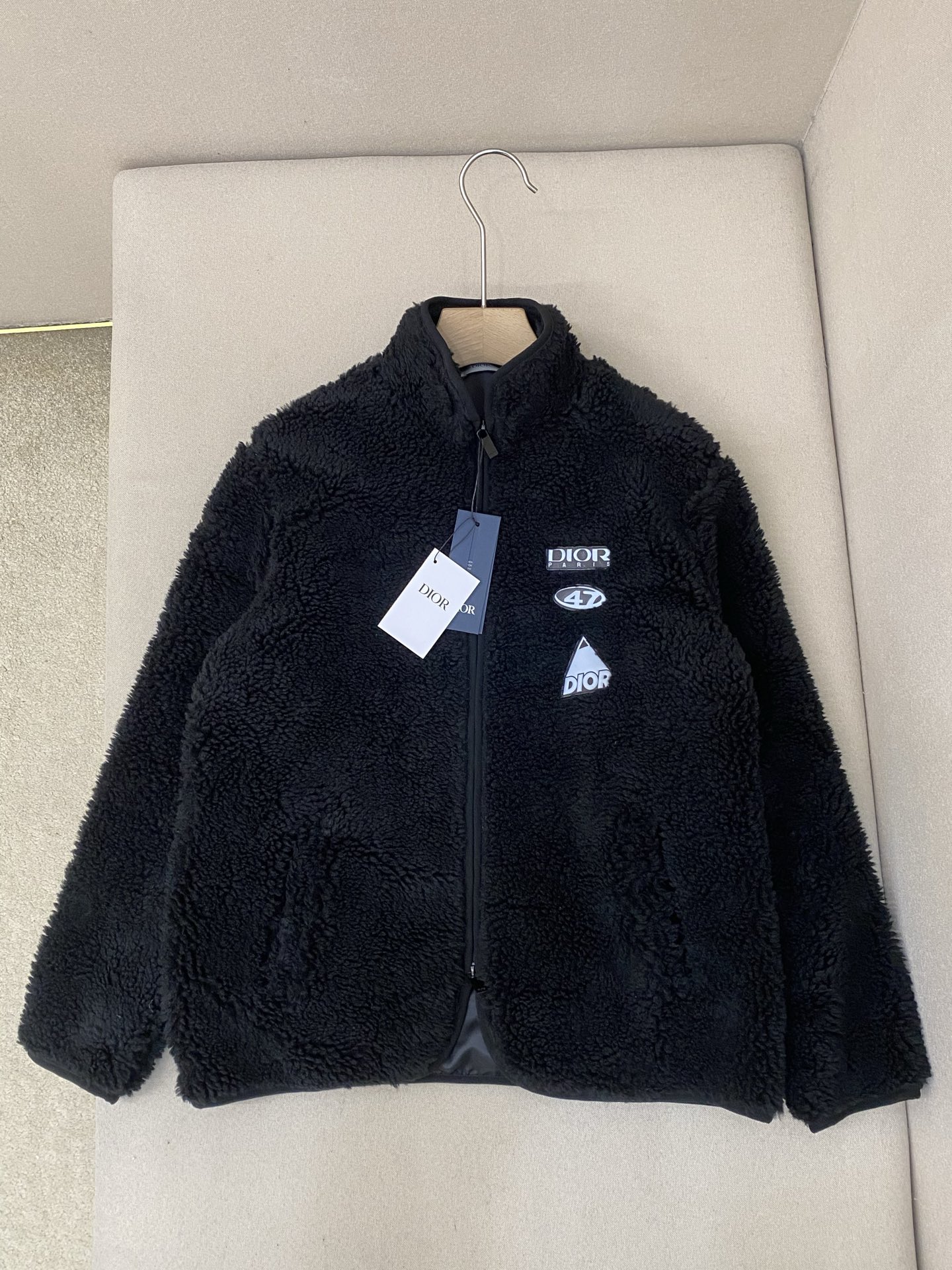 NO:636199,Dior25SS new black fleece technical fabric DIOR AND DESCENTE patch jacket. This ski fleece jacket is a new product in the 2026 spring men's wear series, highlighting the classic logo of sports style. It is carefully made of black fleece technical fabric, decorated with DIOR ANDDESCENTE patches, with zipper closure, and can be layered with sweaters to create a fashionable and warm look. Highly recommended!  Size S M L XL, Dior-clothing, dior, dior, jackets & coats, alexander wang19860909Dior25SS新款黑色起绒科技面料DIOR AND DESCENTE 补丁夹克,这款滑雪起绒衣是二零二六春季男装系列新品,彰显运动风格经典标识.采用黑色起绒科技面料精心制作,饰以 DIOR ANDDESCENTE 补丁,搭配拉链开合,可与针织衫叠搭,打造时尚保暖的造型.强烈推荐！ 码数S M L XL,迪奥-服装,dior,dior,jackets & coats,alexander wang,Women's clothing