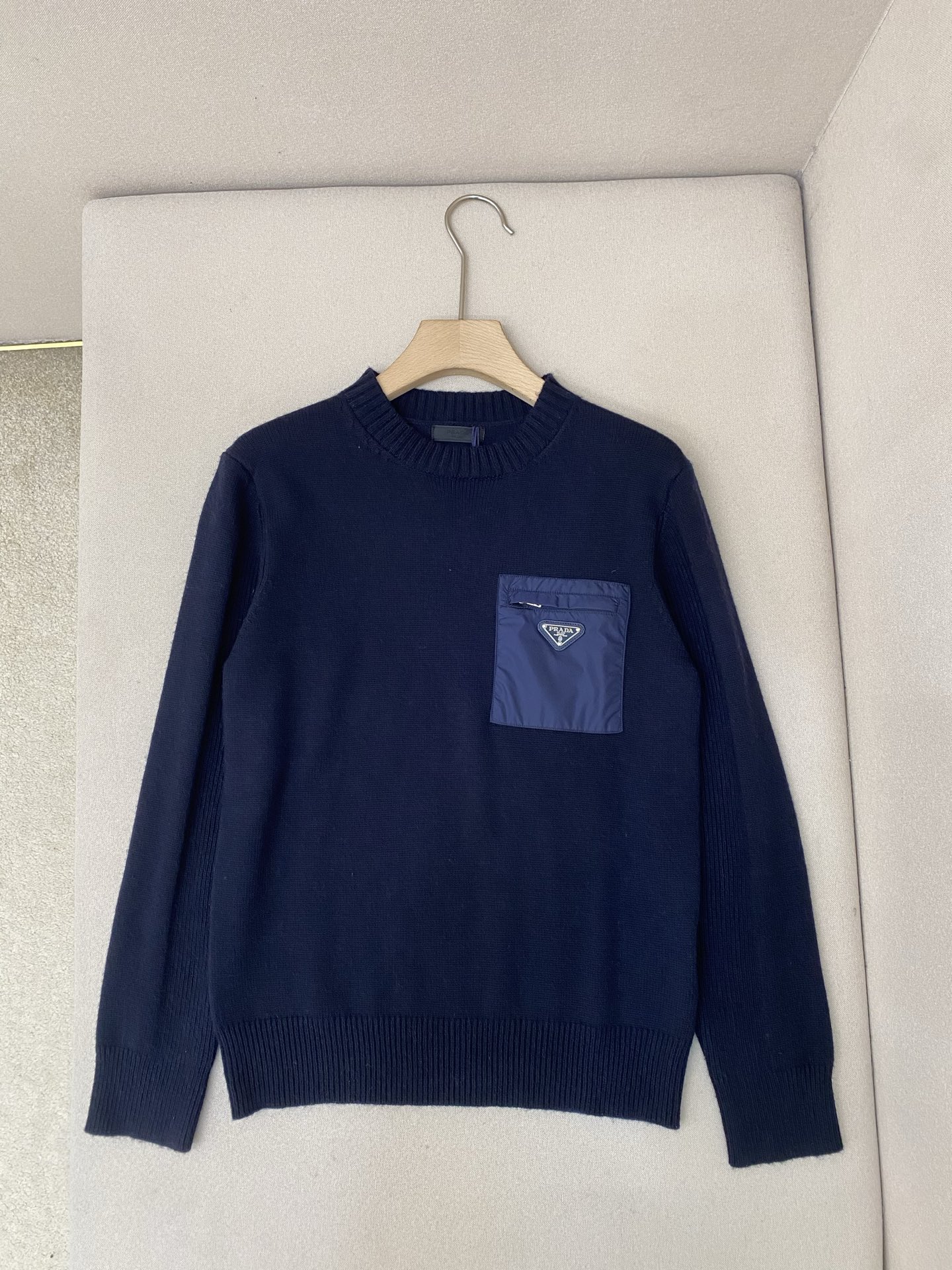 NO:636196,Prade25SS new contrast nylon patch decorated sweater, this sweater combines sporty minimalist design and exquisite details. The contrast nylon patch on the chest is accompanied by a triangular metal logo, which interprets the brand style. Highly recommended!  Color Beige Royal Blue Size S M L XL, Prada-clothing, prada, prada, sweaters, alexander wang19860909Prade25SS新款撞色尼龙贴布装饰针织衫,这款毛衣融运动风极简主义设计和精美细节于一身.胸前一岱的撞色尼龙贴布伴以三角形金属徽标,诠释品牌格调.强烈推荐！ 颜色米色 宝蓝色 码数S M L XL,普拉达-服装,prada,prada,sweaters,alexander wang,Women's clothing