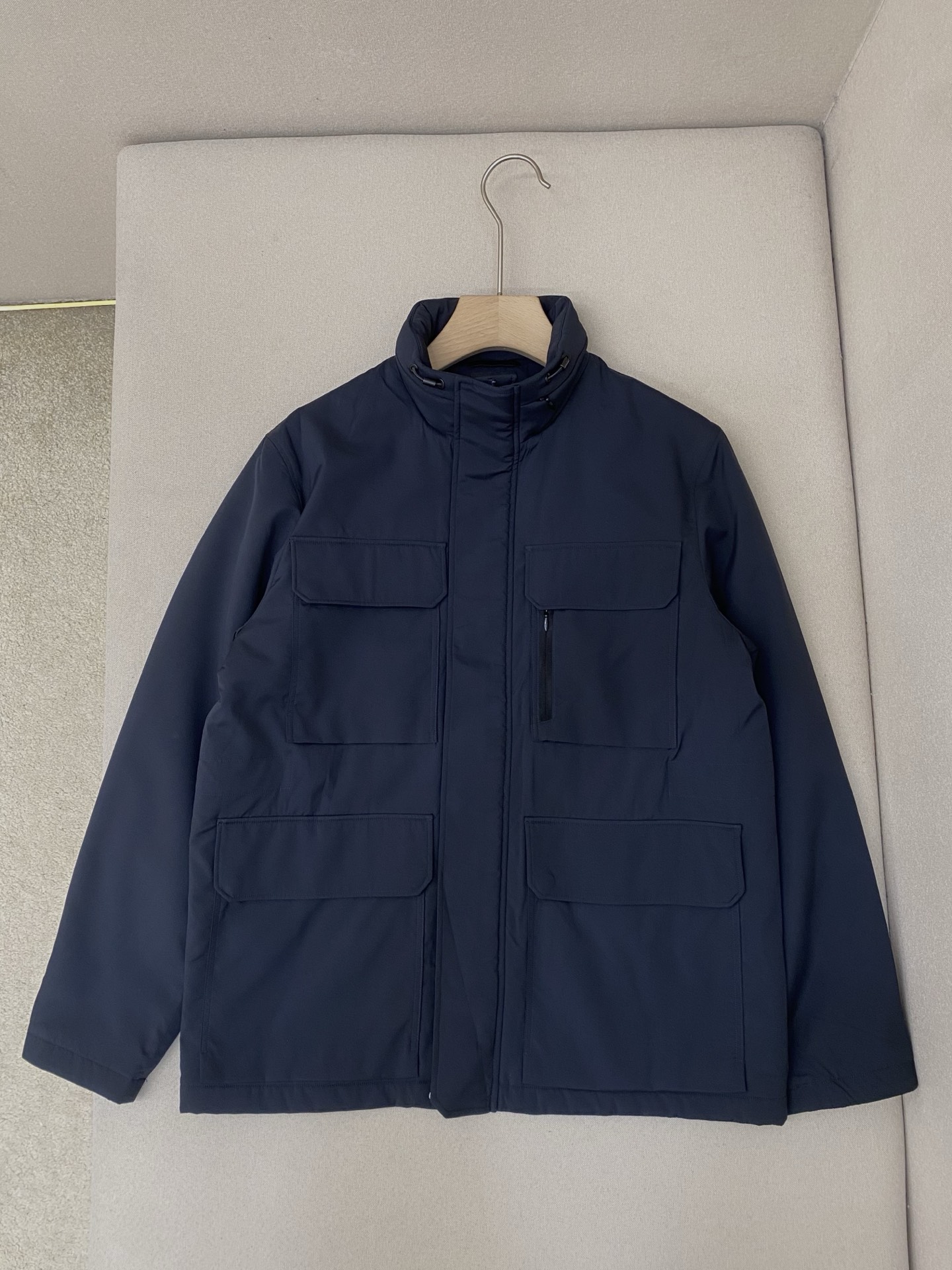 NO:636192,Z's 25SS new work jacket, this navy blue high-tech fabric work jacket has a rugged style and is decorated with rich practical details. It is a classic item with reliable quality. This padded jacket is equipped with a hood that can be folded into a stand-up collar, and is equipped with adjustable cuffs and waist drawstrings to effectively keep warm and cold. The body is equipped with multiple pockets and leather decoration, making the shape more unique. The fabric is comfortable and elegant, and the upper body effect is great. Highly recommended!  Color Royal Blue Size 48 50 52 54 56 58 60, men's clothing, jackets & coats, hats, alexander wang19860909Z家25SS新款工装夹克,这款海军蓝高科技面料工装夹克风格粗犷,饰有丰富的实用细节,是品质可靠的经典单品.此款填充夹克配有可折入立领的帽兜,配以可调节袖口与腰部抽绳,有效保暖御寒.衣身设有多个口袋和皮革装饰,令造型更显别致.面料舒适大气,上身效果超赞,强烈推荐！ 颜色宝蓝色 码数48 50 52 54 56 58 60,男装,jackets & coats,hats,alexander wang,Women's clothing