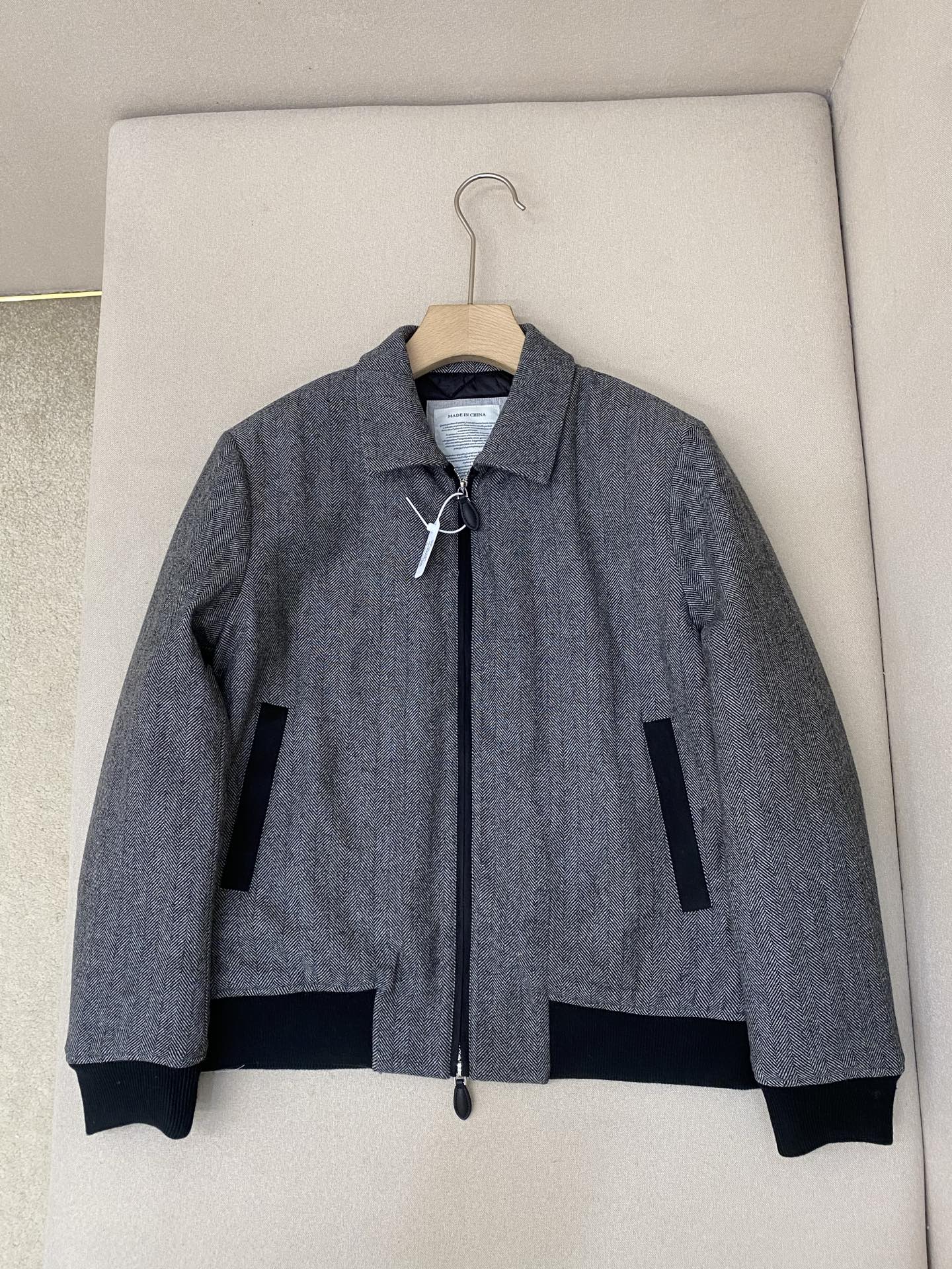 NO:636189,Bc25SS new retro brown tone herringbone quilted jacket. This herringbone texture is woven with a retro context. The short silhouette neatly reshapes the body proportions. The double-pull zipper outlines smooth lines. The threaded closure locks in warmth and prevents drafts. The jacquard lining adds a war jacket to the wardrobe that can accommodate a variety of body types. It perfectly blends retro texture and pragmatism. Highly recommended!  Size 48 50 52 54 56, men's clothing, jackets & coats, alexander wang19860909Bc25SS新款复古棕调人字纹夹棉呢外套 这款人字纹肌理织就复古语境短款廓形利落重塑身材比例双拉头拉链勾勒流畅线条螺纹收口锁住温暖不灌风,提花内里,为衣橱添一件能包容多种身型的战衣,让复古质感与实用主义完美融合,强烈推荐！ 码数48 50 52 54 56,男装,jackets & coats,alexander wang,Women's clothing