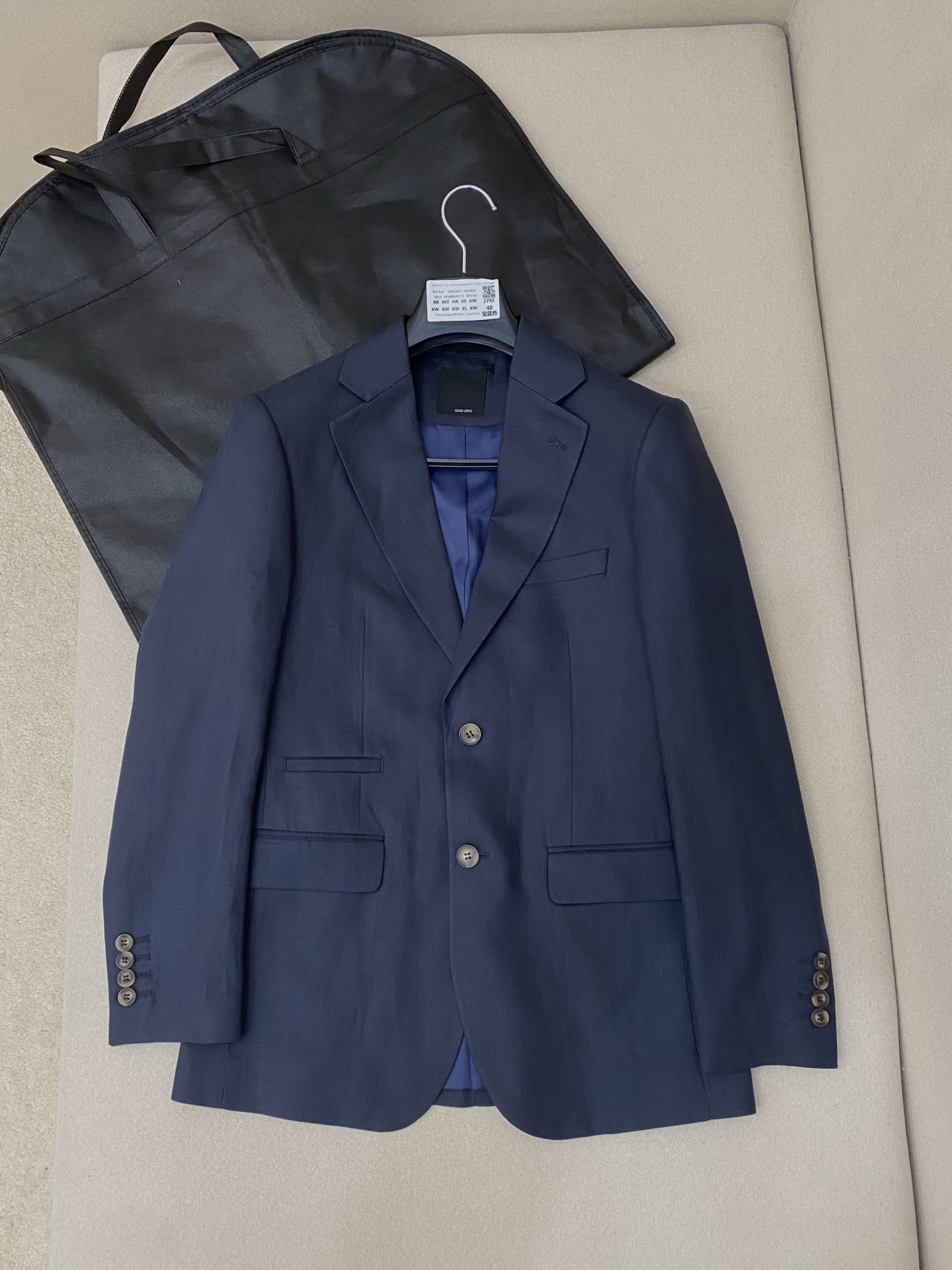 NO:636197,Z's 25SS new linen suit jacket. This suit jacket is made of linen fabric. The original version is developed and customized at 1:1. The suit jacket is close to the chest and the shoulders are slightly protruding. The unique style highlights the exquisite style and easily reflects the charm of men. Highly recommended!  Size 48 50 52 54 56 58 60 Color royal blue, men's clothing, jackets & coats, business suit, alexander wang19860909Z家25SS新款亚麻西服夹克,这款西服夹克采用亚麻面料制作而成,原版1:1开发定做而成,西装夹克贴胸,肩部略显突出,款式独特彰显精美风格,轻松体现出男性的魅力,强烈推荐！ 尺寸48 50 52 54 56 58 60 颜色宝蓝色,男装,jackets & coats,business suit,alexander wang,Women's clothing