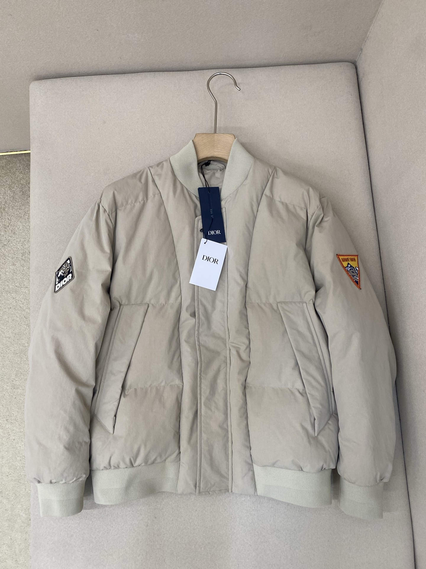 NO:636191,Dior25SS new quilted short cotton jacket, this Dior Mountain quilted short jacket is a new product of the 2026 spring men's wear series, decorated with patches, showing the alpine spirit and the classic Dior haute couture style logo inspired by the Dior archives. Carefully crafted from beige cotton blend fabric, with side zipper pockets, hidden closure design and ribbed cuffs and hem. Exquisite color matching and quilted design highlight  Dior style, can be matched with fashionable sports style outfits. Highly recommended!  Color khaki Code number 46 48 50 52, Dior-clothing, dior, dior, jackets & coats, alexander wang19860909Dior25SS新款绗缝短棉夹克,这款Dior Mountain 绗缝短夹克是二零二六春季男装系列新品,饰以补丁,展现高山精神和灵感源自Dior档案的Dior 高订风格经典标识.采用米色棉质混纺面料精心制作,搭配侧面拉链口袋、隐藏式开合设计以及罗纹袖口和底边.精致的配色和绗缝设计彰显 Dior风格,可与时髦的运动风格装扮搭配.强烈推荐！ 颜色卡其色 码数46 48 50 52,迪奥-服装,dior,dior,jackets & coats,alexander wang,Women's clothing