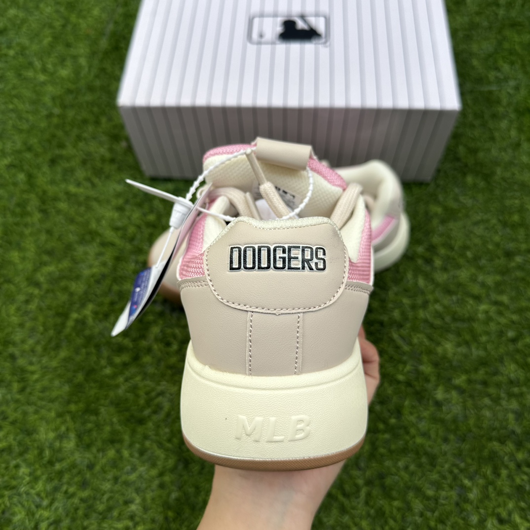 Mlb  312粉色
Size 36-40（女鞋）
代发122➕毒3