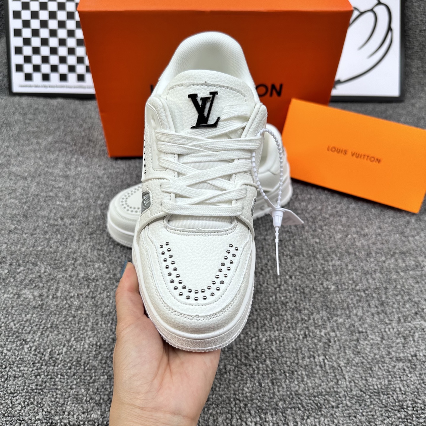 高版本LV路易威登 铆钉白
size36-44 橡胶大底  套楦工艺   
现货95

👉

👉