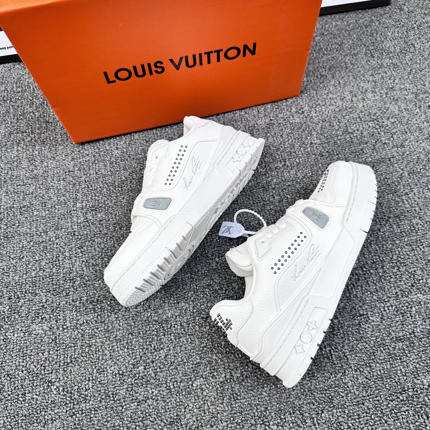 高版本LV路易威登 铆钉白
size36-44 橡胶大底  套楦工艺   
现货95

👉

👉