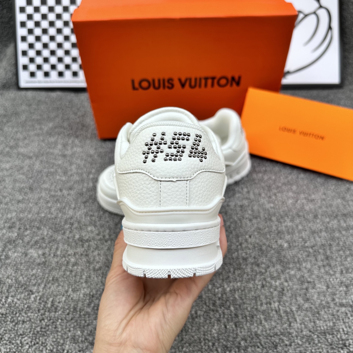 高版本LV路易威登 铆钉白
size36-44 橡胶大底  套楦工艺   
现货95

👉

👉