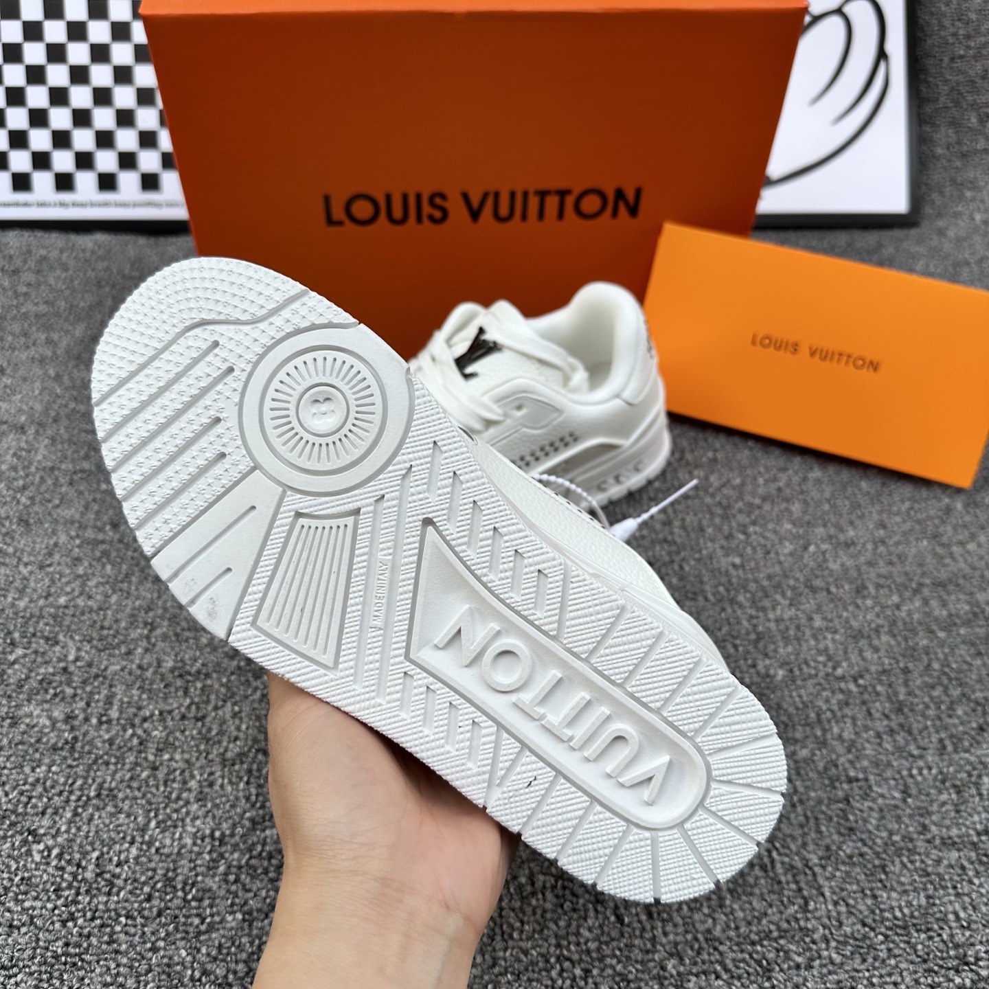 高版本LV路易威登 铆钉白
size36-44 橡胶大底  套楦工艺   
现货95

👉

👉