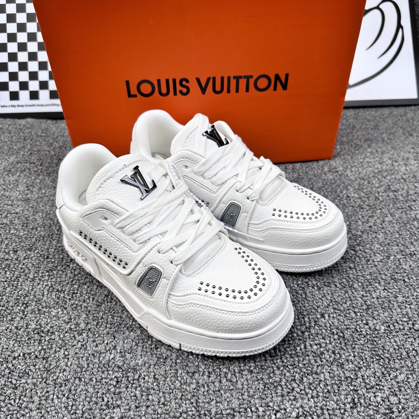 高版本LV路易威登 铆钉白
size36-44 橡胶大底  套楦工艺   
现货95

👉

👉