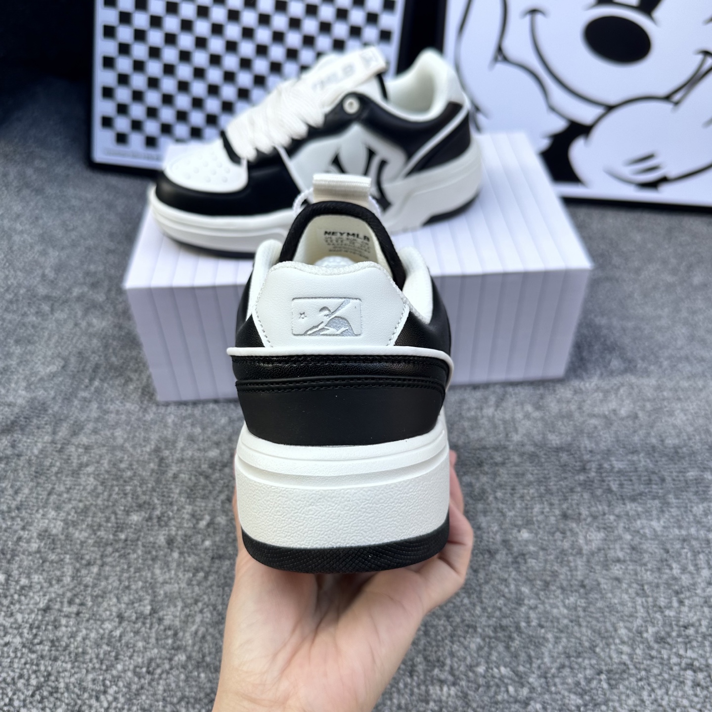WY 黑白。大量现货
Size 36-44
代发115