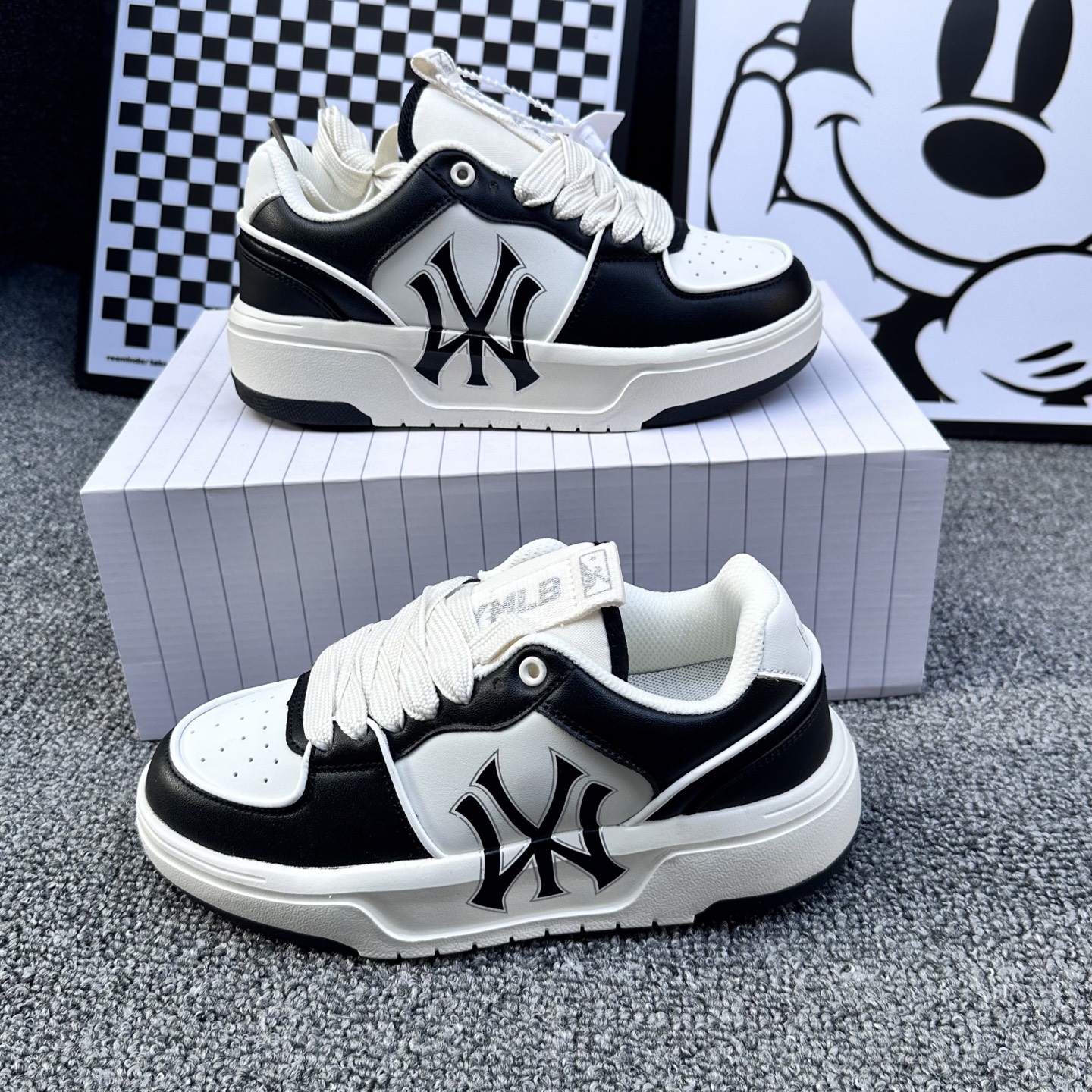 WY 黑白。大量现货
Size 36-44
代发115
