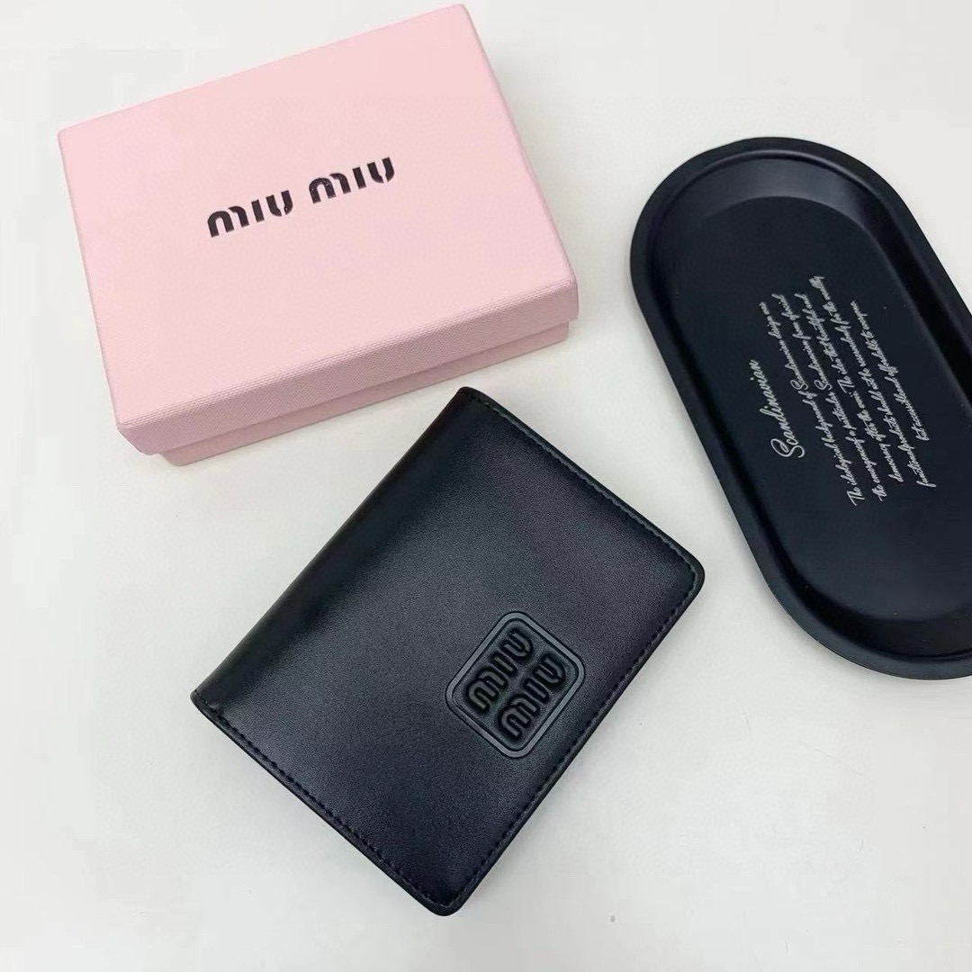 : miumiu 5238 Color: Negro Marrón Azul: 11.5*10*3 Descripción: miumiu contador últimos modelos debut