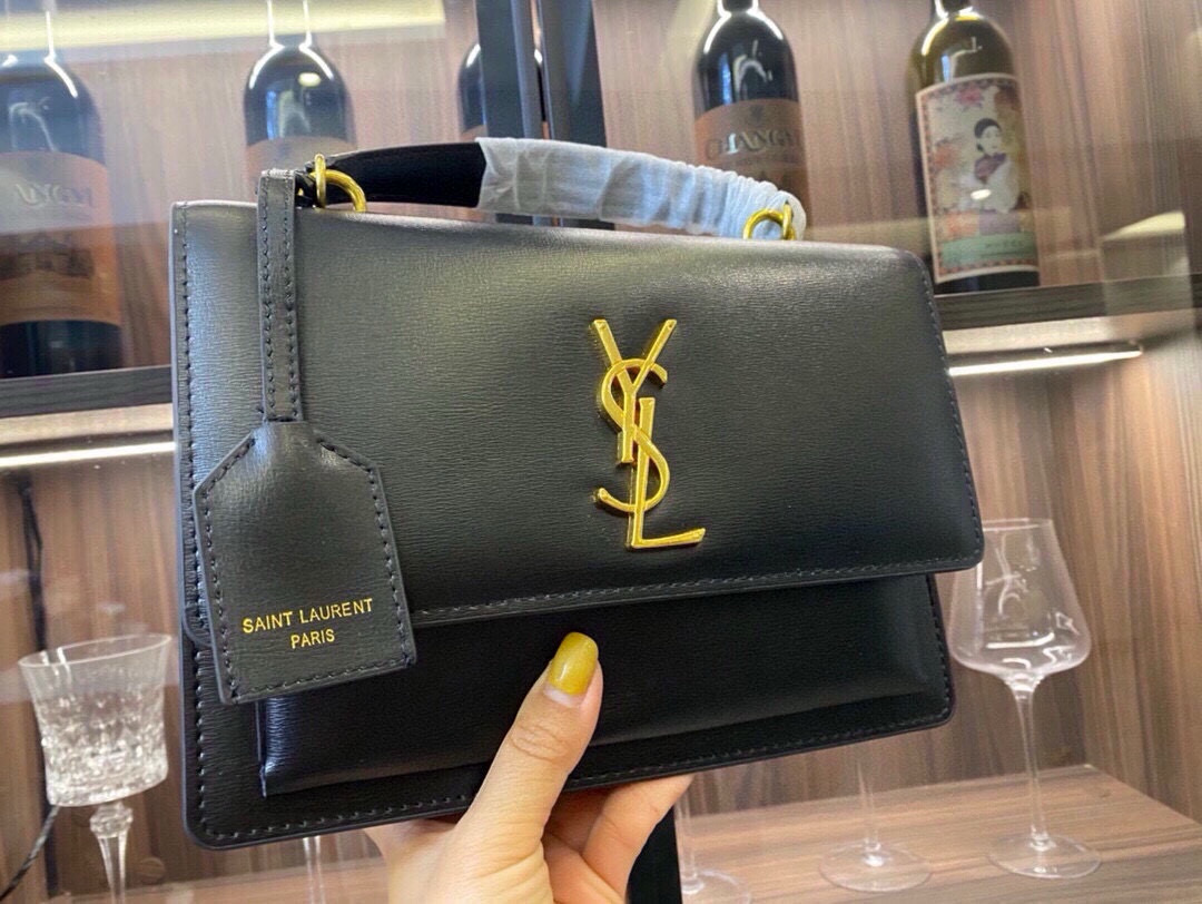 📢📢📢p250
ysl 日落包Sunset家族的新成员，全新设计的可调节式肩带，大大的增加了使用的便利性！尺寸也重新升级，更大尺寸可容纳更多随身物品！顶部的皮革手柄可以解锁更多使用方式！采用原厂十字牙签纹牛皮，皮质柔软细腻手感极佳！使用磁铁开合设计，内部有一主隔层，一个卡片内袋一个正面开放式口袋，背面有一平袋，完全不用担心空间问题！
型号：634723.JD
尺寸：25x18x5cm💥