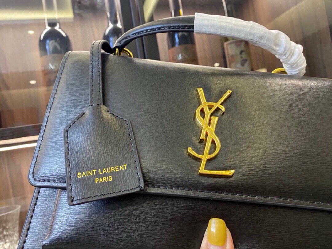 📢📢📢p250
ysl 日落包Sunset家族的新成员，全新设计的可调节式肩带，大大的增加了使用的便利性！尺寸也重新升级，更大尺寸可容纳更多随身物品！顶部的皮革手柄可以解锁更多使用方式！采用原厂十字牙签纹牛皮，皮质柔软细腻手感极佳！使用磁铁开合设计，内部有一主隔层，一个卡片内袋一个正面开放式口袋，背面有一平袋，完全不用担心空间问题！
型号：634723.JD
尺寸：25x18x5cm💥
