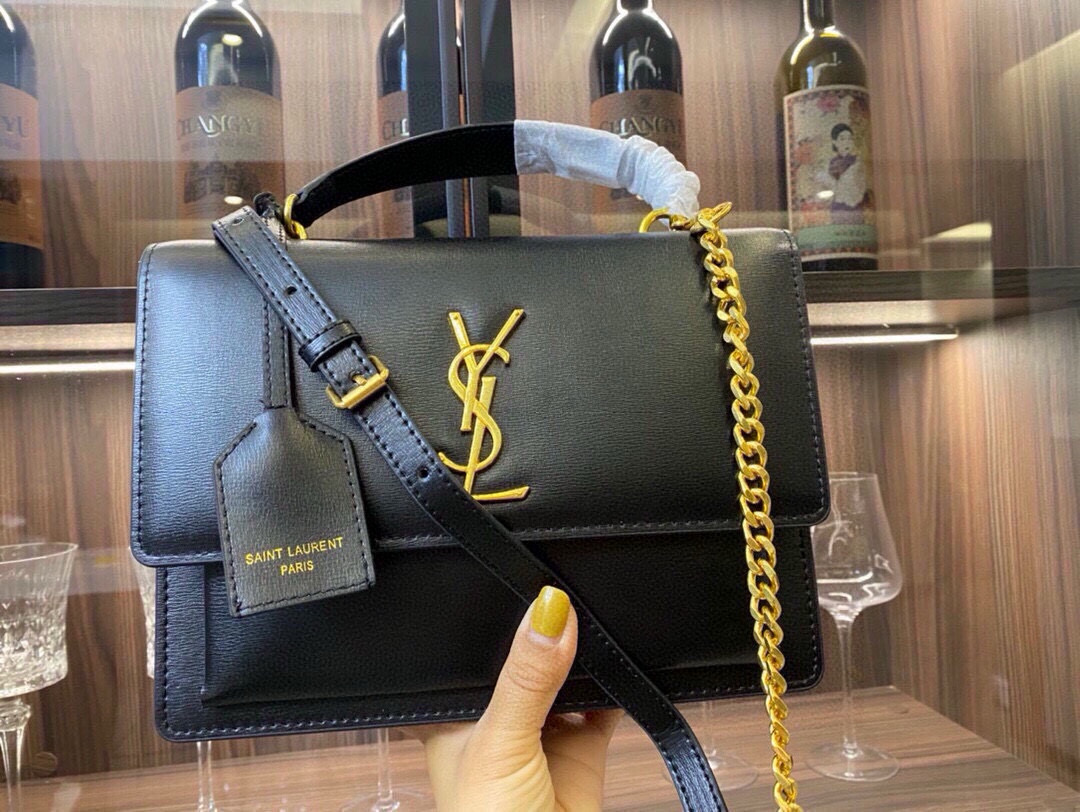 📢📢📢p250
ysl 日落包Sunset家族的新成员，全新设计的可调节式肩带，大大的增加了使用的便利性！尺寸也重新升级，更大尺寸可容纳更多随身物品！顶部的皮革手柄可以解锁更多使用方式！采用原厂十字牙签纹牛皮，皮质柔软细腻手感极佳！使用磁铁开合设计，内部有一主隔层，一个卡片内袋一个正面开放式口袋，背面有一平袋，完全不用担心空间问题！
型号：634723.JD
尺寸：25x18x5cm💥