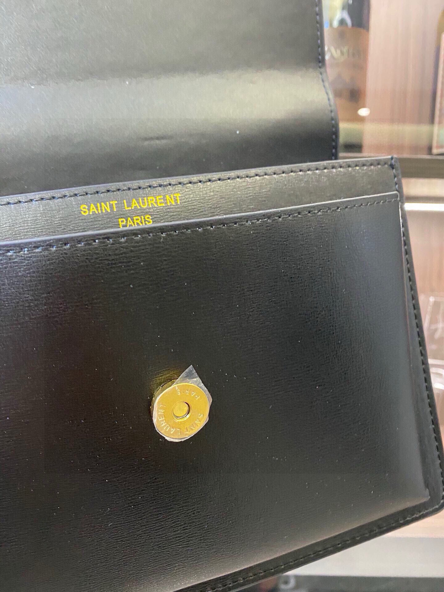 📢📢📢p250
ysl 日落包Sunset家族的新成员，全新设计的可调节式肩带，大大的增加了使用的便利性！尺寸也重新升级，更大尺寸可容纳更多随身物品！顶部的皮革手柄可以解锁更多使用方式！采用原厂十字牙签纹牛皮，皮质柔软细腻手感极佳！使用磁铁开合设计，内部有一主隔层，一个卡片内袋一个正面开放式口袋，背面有一平袋，完全不用担心空间问题！
型号：634723.JD
尺寸：25x18x5cm💥