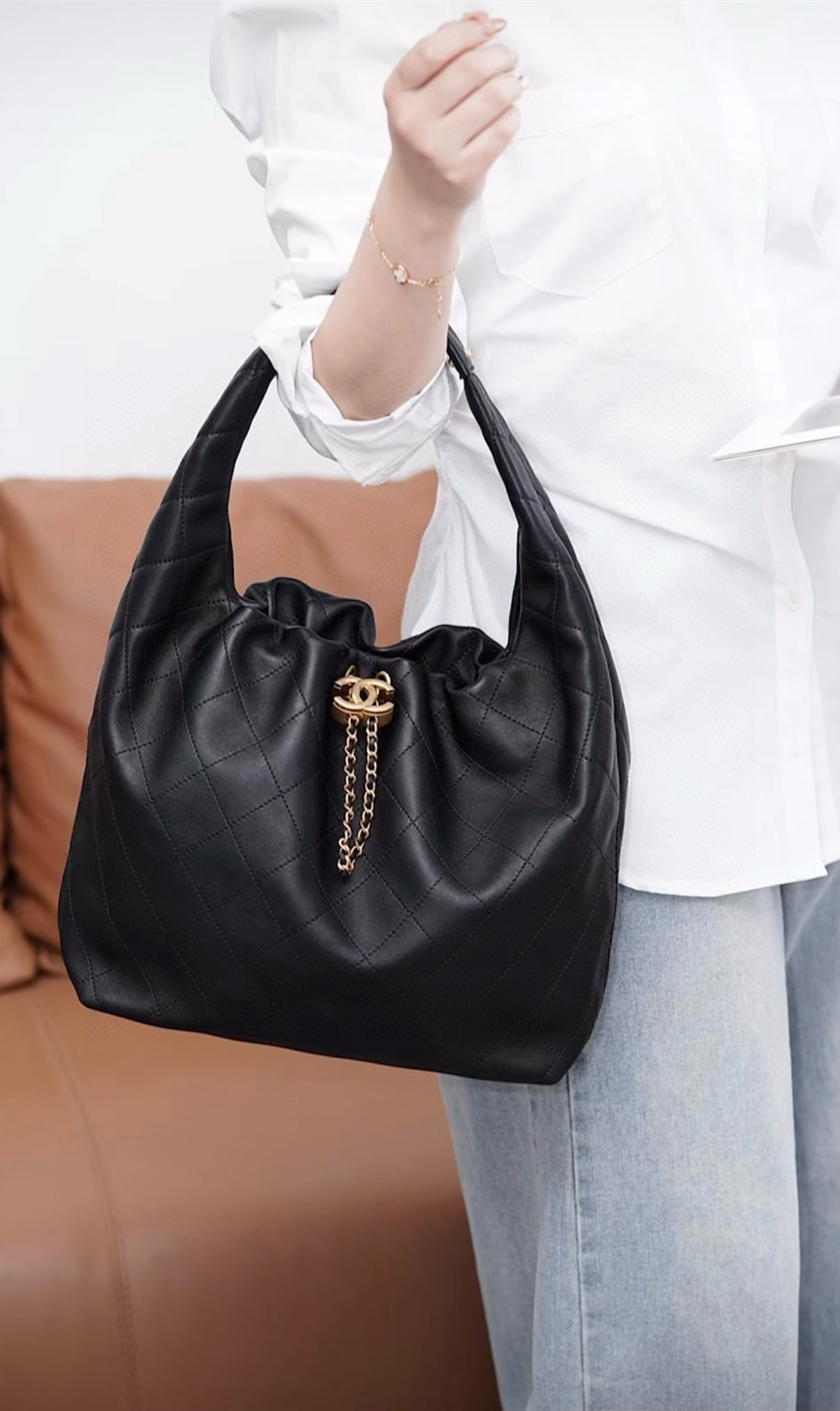 P443 Chanel | 26c Hot Model Shipped | Lazy-style Commuter Bag Ceiling | Soft Rhombus Leather With Classic Double-c Metal Buckle, Drawstring Chain Design Adds A Bit Of Casual Laziness | The Elegance Of A Socialite, Soft And High-end Texture | The One-shoulder Carry Has A Sense Of Atmosphere, The Black And Gold Color Is Timeless, And It Is Perfect For Both Casual And Mature Styles | 9057 Small Size: 19-11-17cm | 9058 Large Size: 26-10-24cm | Material: Sheepskin