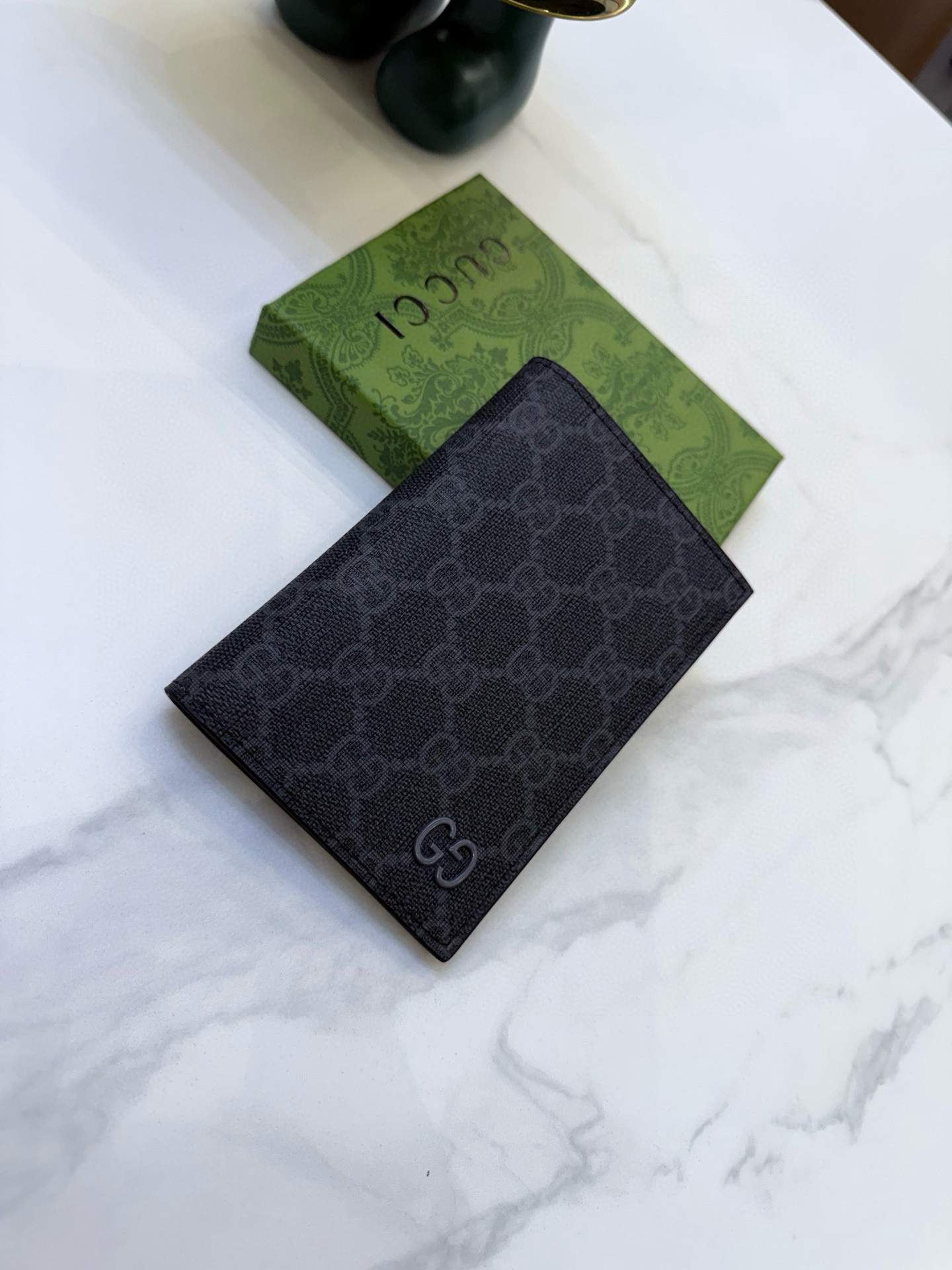 P135 | Gucci Passport Holder, A New Series Of Slim And Compact Small Leather Goods That Are Updated With A Variety Of Brilliant Colors. The Two-tone Design Full Of Contrasting Beauty Makes The Gg Logo Embellished On The Bag Shine. This Wallet Is Crafted From Black Gg Supreme Canvas, With A Dark Red Leather Lining. It Has 4 Card Compartments And A Passport Pocket. Details: Black Gg Supreme Canvas, Dark Red Leather Lining, Brass Hardware With Dark Gray Ceramic Effect Finish | No.: 795229 | Dimensions: 13.5 Cm 9.5 Cm | Color: Green/black Pⅴc | Weight: Approx. 0.72 Kg | Made In Italy