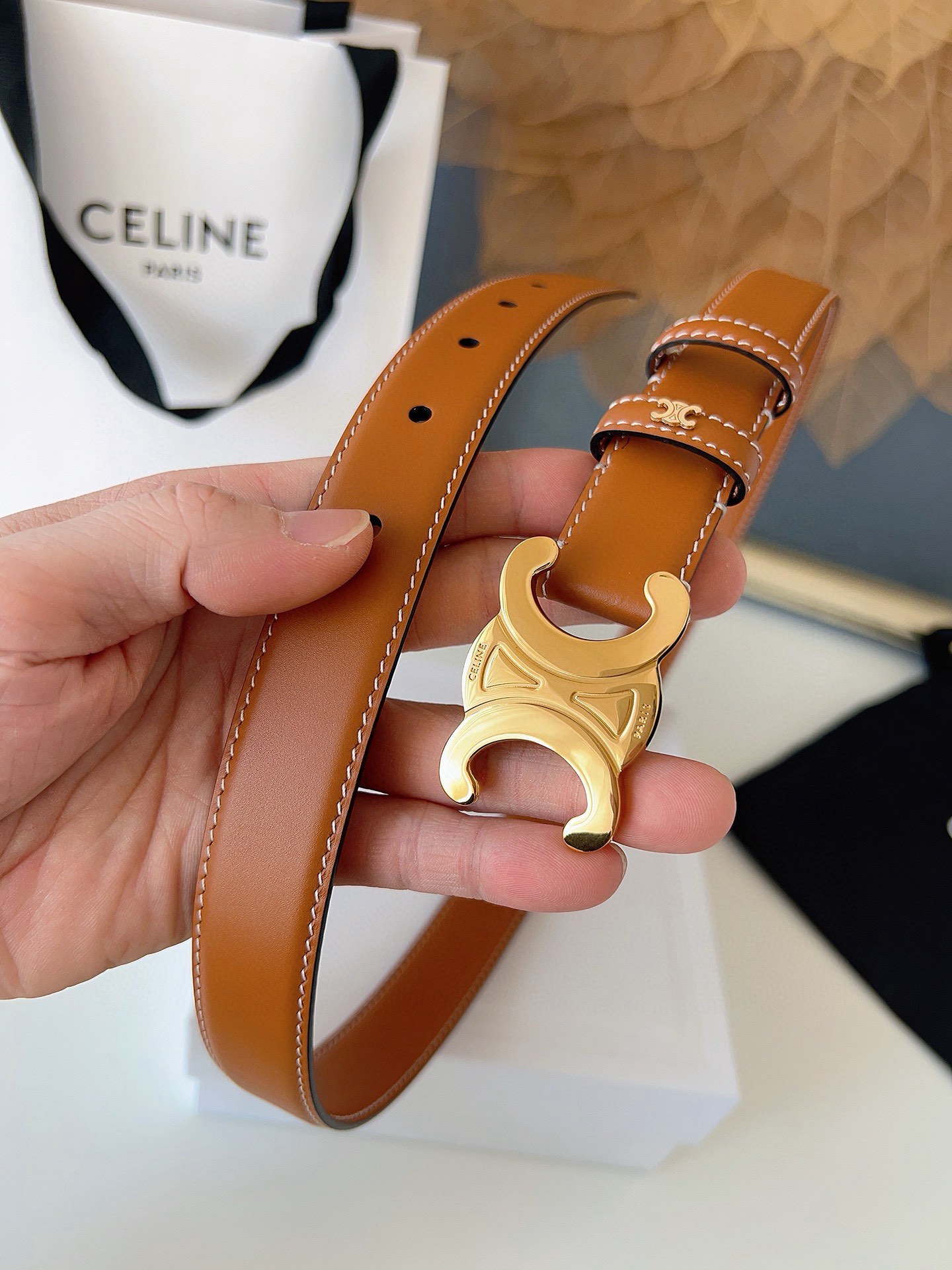 赛琳Céline 凯旋门TRIOMPHE
TAURILLON皮革 牛剖层革衬里 ，中腰 金色饰面
宽度：1英寸（2.5cm）腰带
不可拆卸TRIOMPHE 搭扣  P160