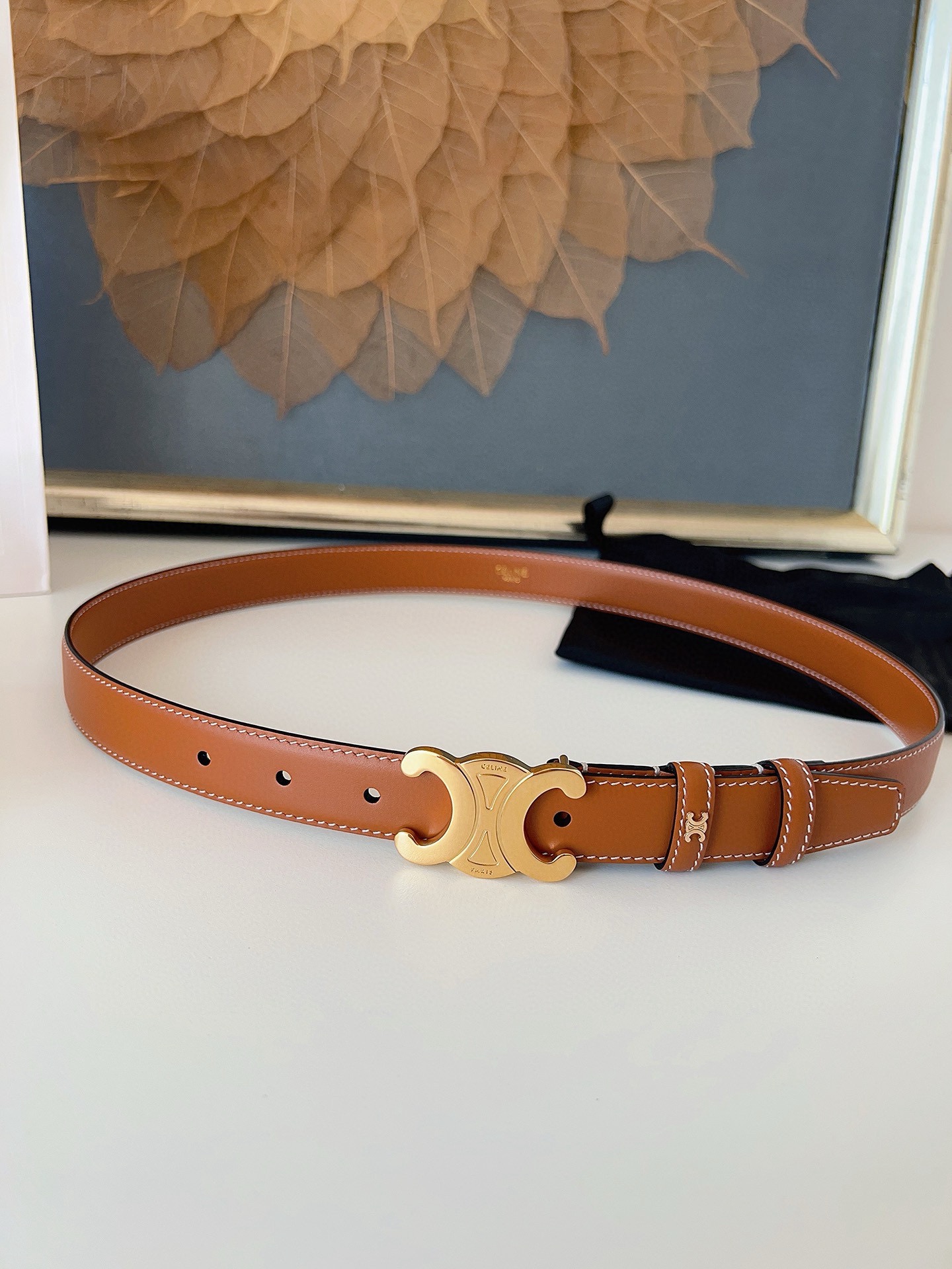 赛琳Céline 凯旋门TRIOMPHE
TAURILLON皮革 牛剖层革衬里 ，中腰 金色饰面
宽度：1英寸（2.5cm）腰带
不可拆卸TRIOMPHE 搭扣  P160