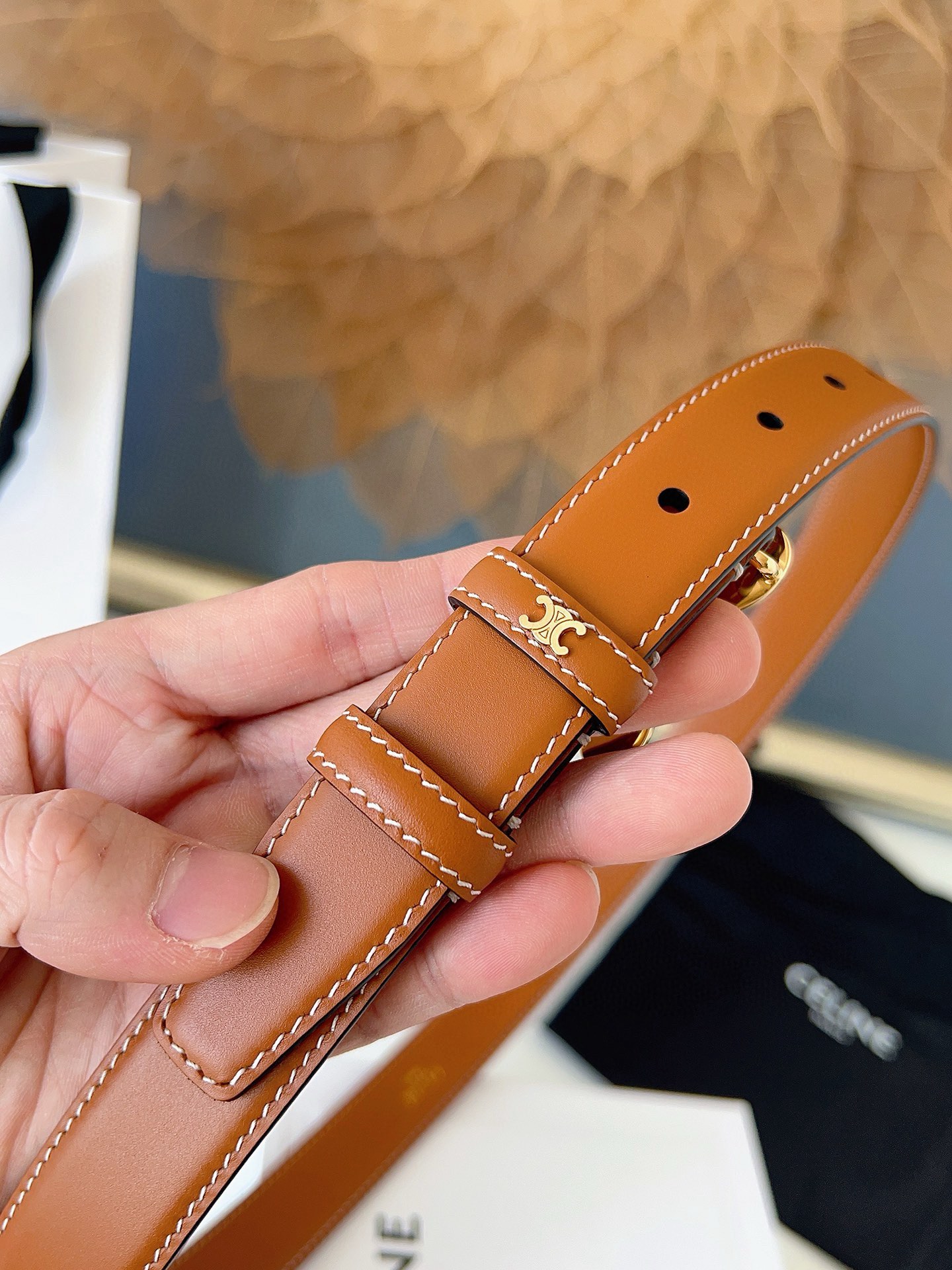 赛琳Céline 凯旋门TRIOMPHE
TAURILLON皮革 牛剖层革衬里 ，中腰 金色饰面
宽度：1英寸（2.5cm）腰带
不可拆卸TRIOMPHE 搭扣  P160