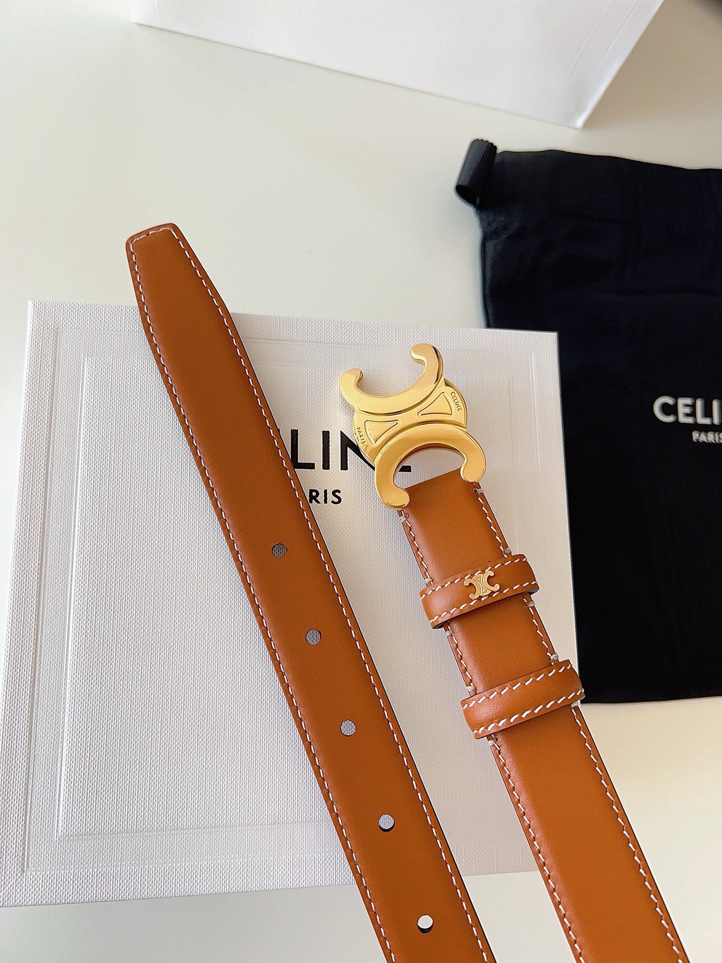 赛琳Céline 凯旋门TRIOMPHE
TAURILLON皮革 牛剖层革衬里 ，中腰 金色饰面
宽度：1英寸（2.5cm）腰带
不可拆卸TRIOMPHE 搭扣  P160